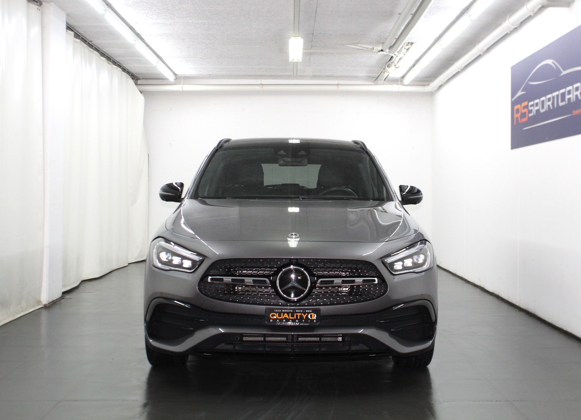 MERCEDES-BENZ GLA 220d 4Matic AMG Line 8G-DCT Sport-Paket Black / CH-Fahrzeug-showroom-element-2