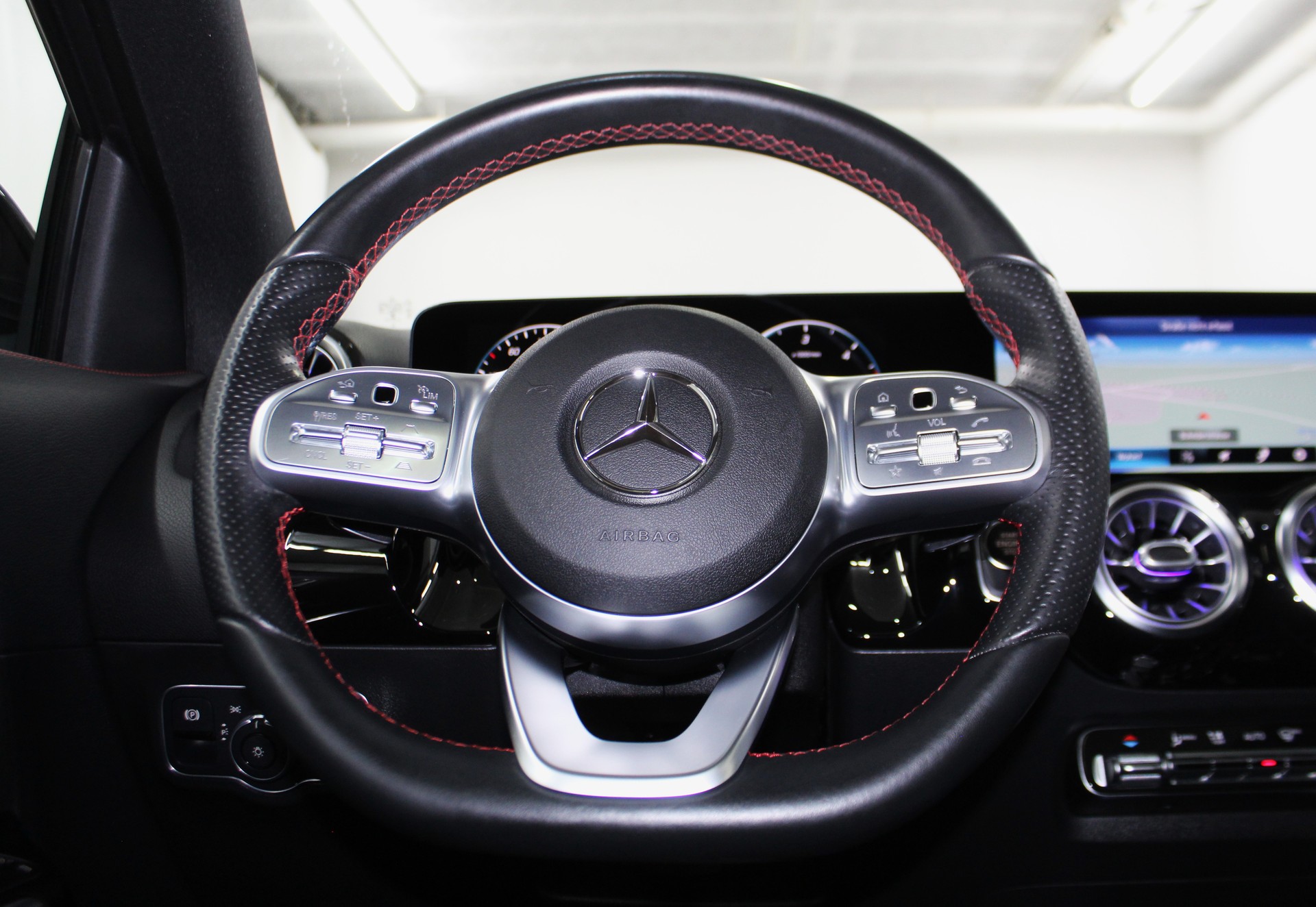 MERCEDES-BENZ GLA 220d 4Matic AMG Line 8G-DCT Sport-Paket Black / CH-Fahrzeug-image-13