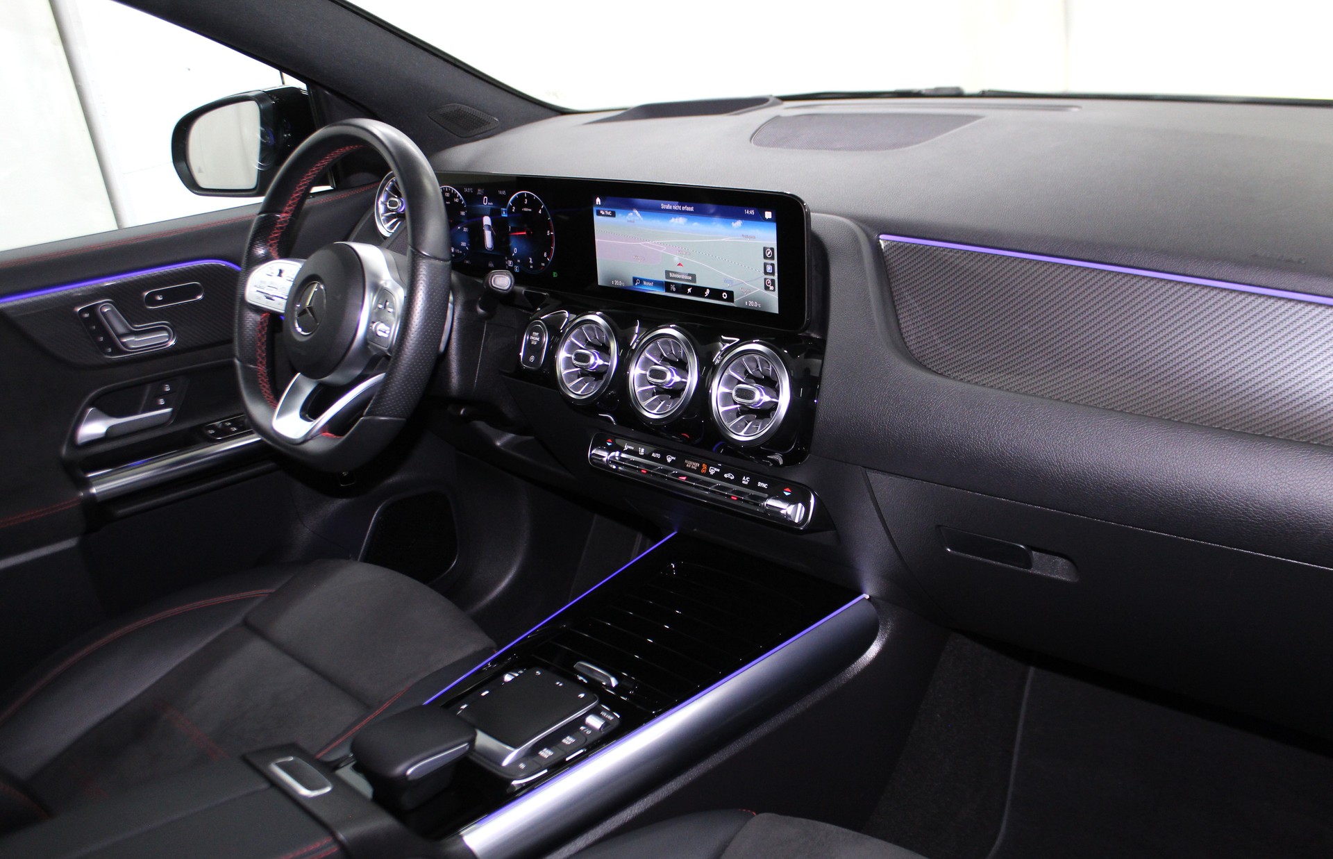 MERCEDES-BENZ GLA 220d 4Matic AMG Line 8G-DCT Sport-Paket Black / CH-Fahrzeug-image-11