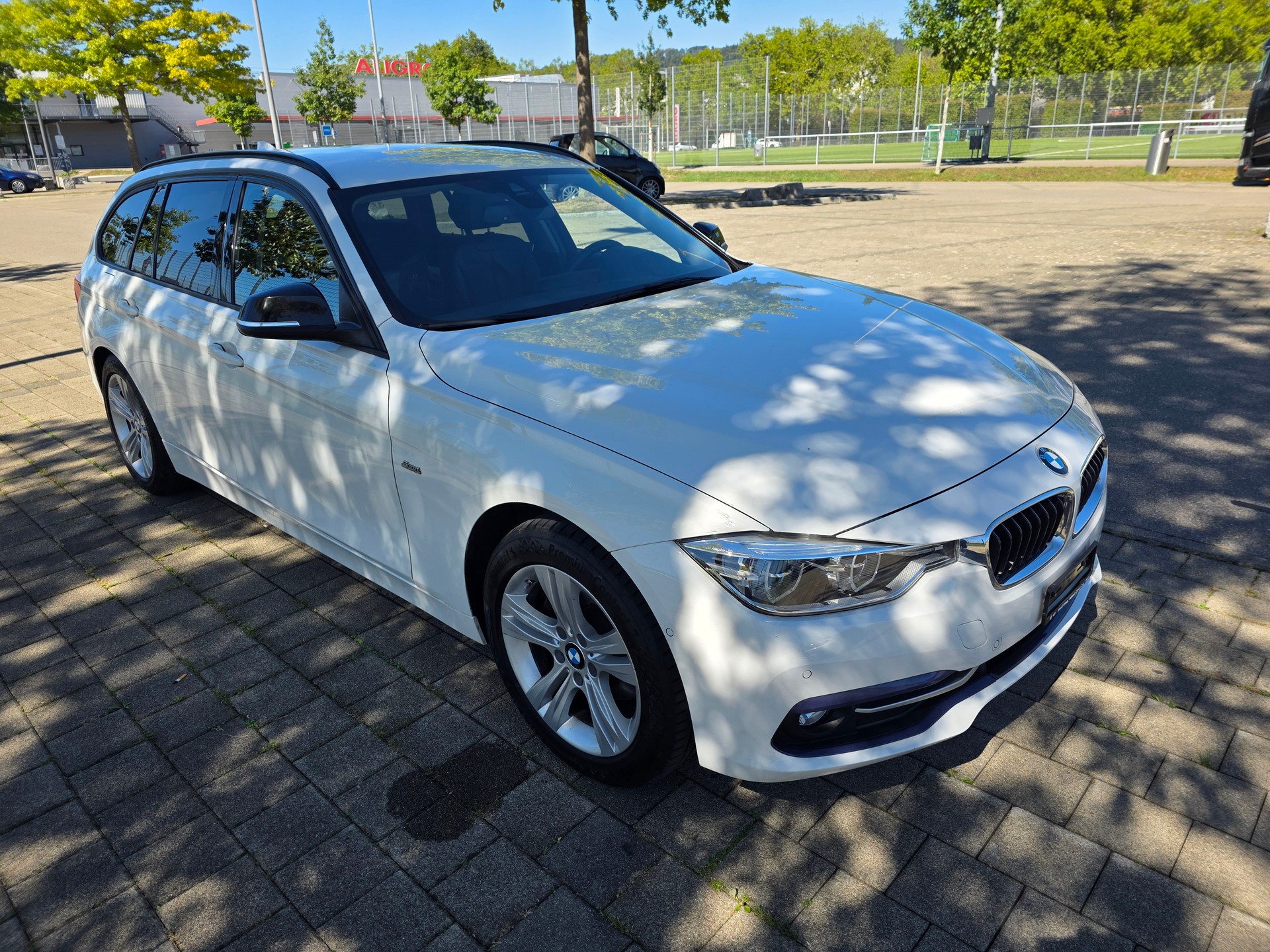 BMW 320d xDrive Touring Sport Line Steptronic-showroom-element-2
