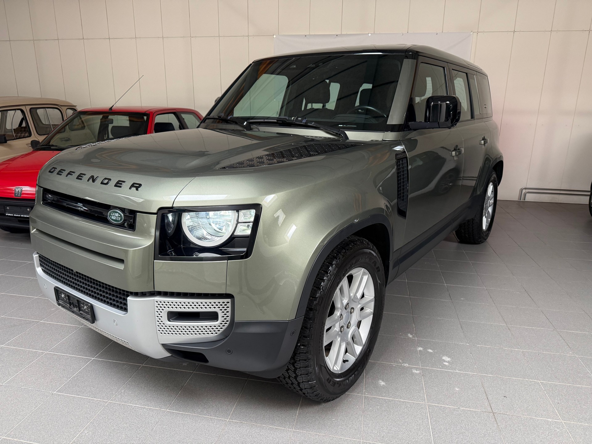 LAND ROVER Defender 110 3.0 D I6 200 AWD AT8-showroom-element-1