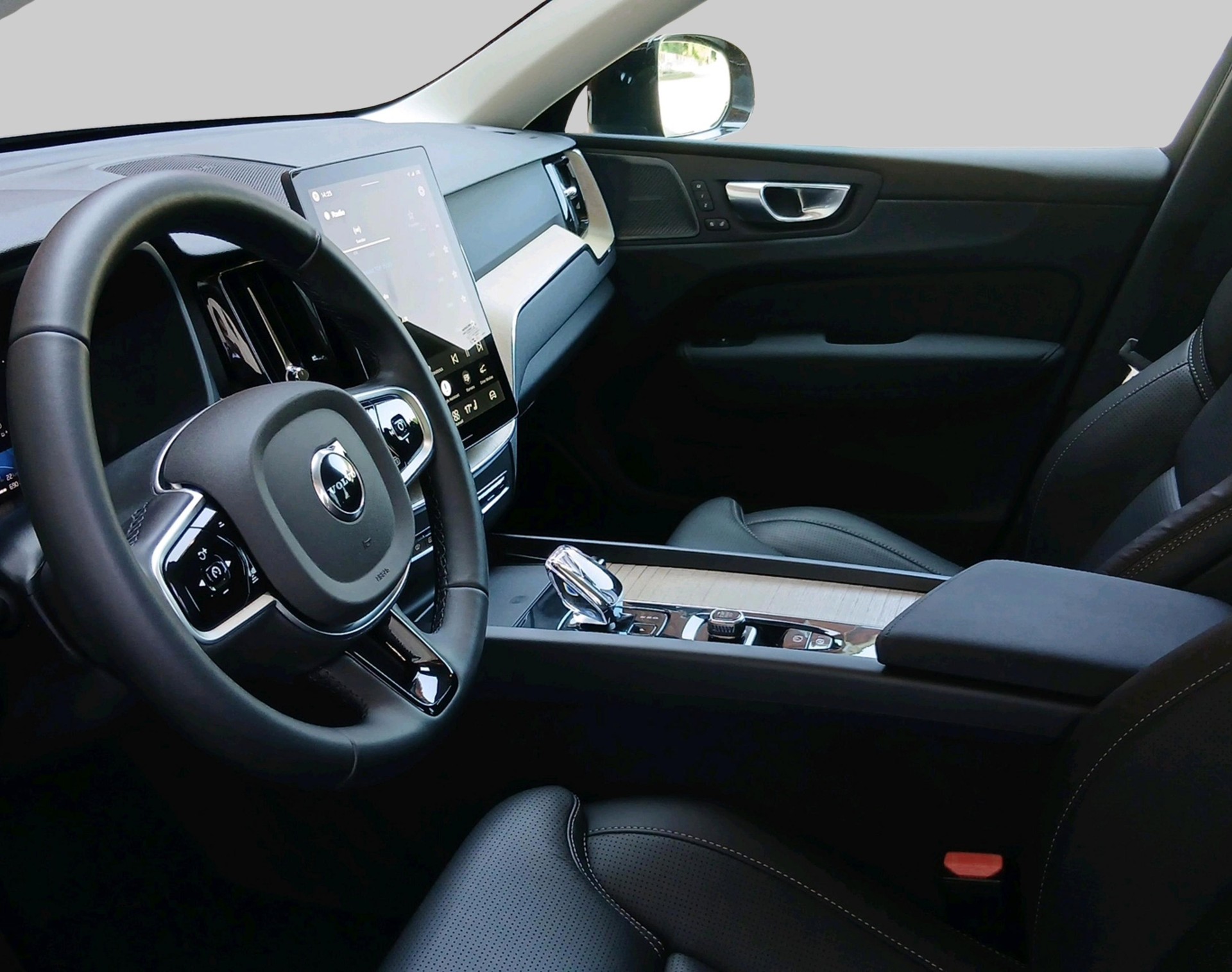 VOLVO XC60 2.0 T6 TE Plus Dark eAWD-image-4