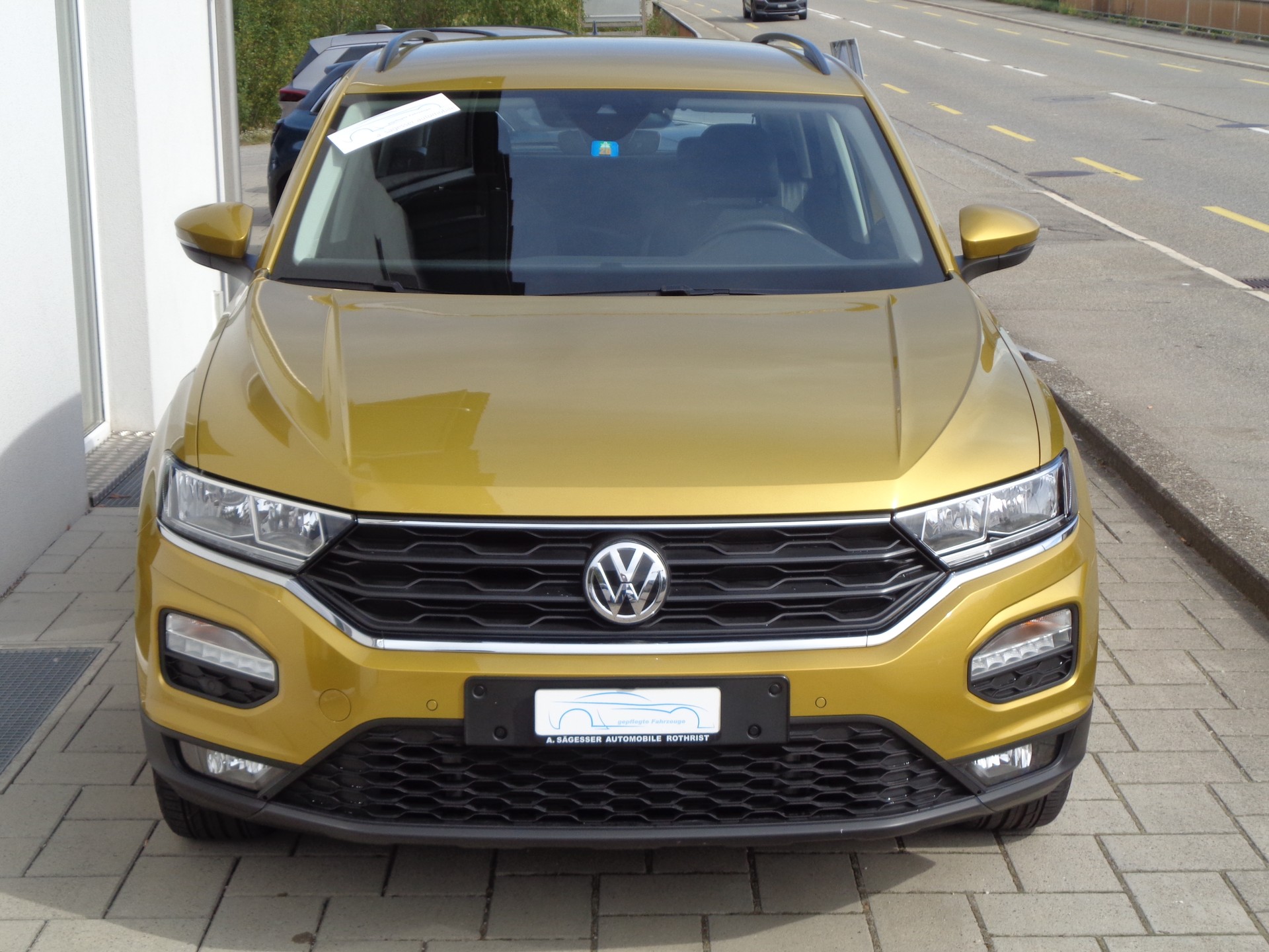 VW T-Roc 1.0 TSI-showroom-element-2