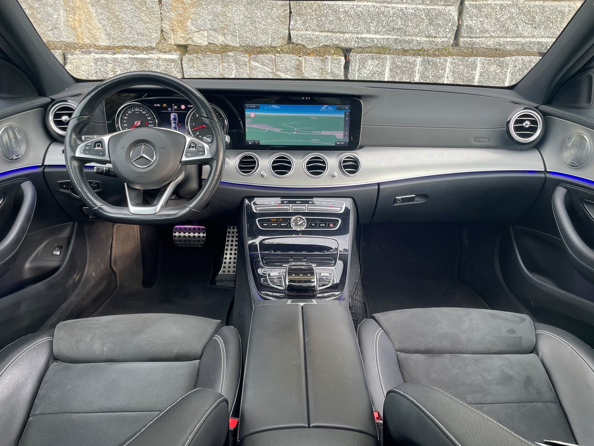 MERCEDES-BENZ E 350 d AMG Line 9G-Tronic-image-4