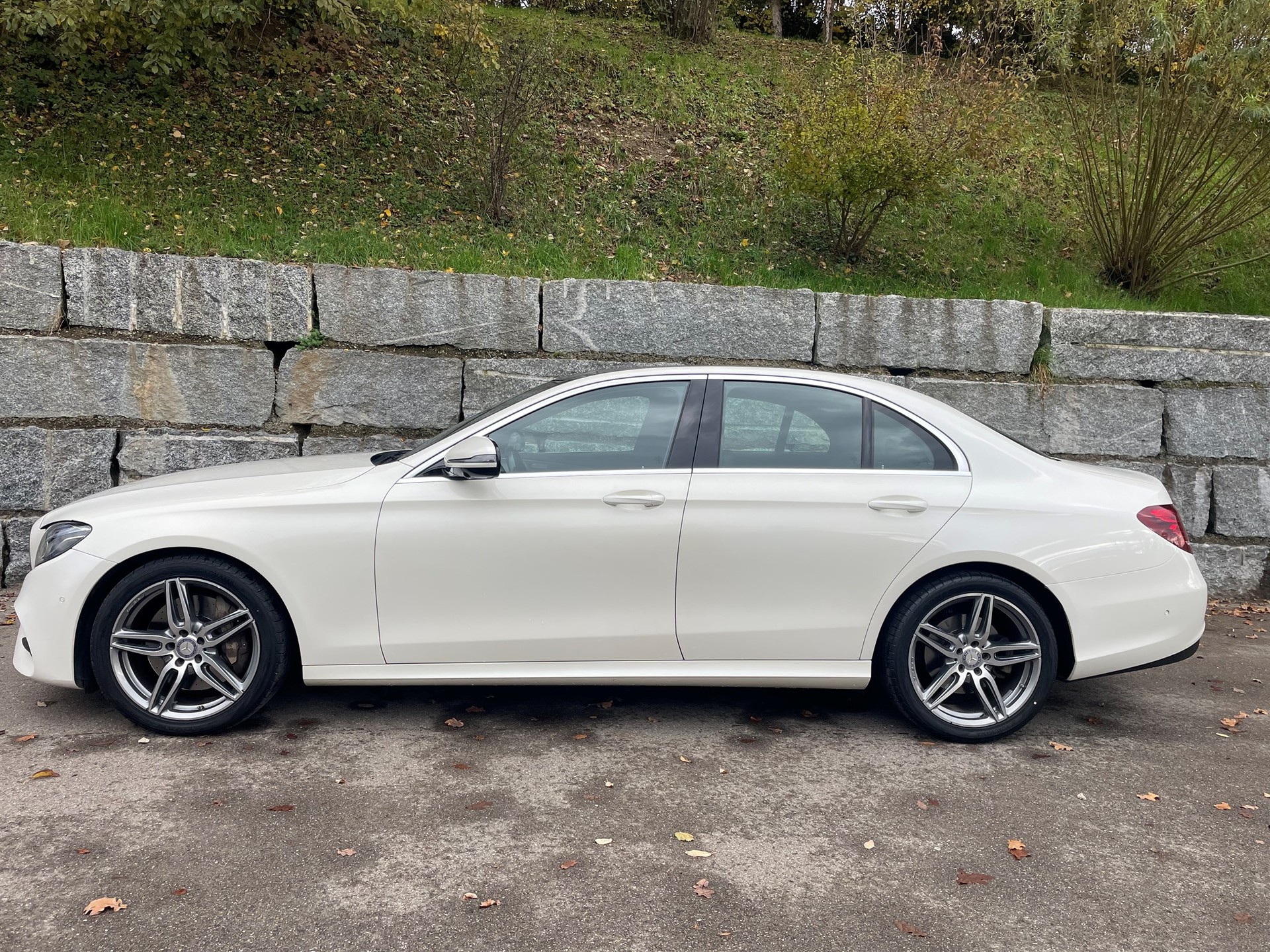 MERCEDES-BENZ E 350 d AMG Line 9G-Tronic-image-11