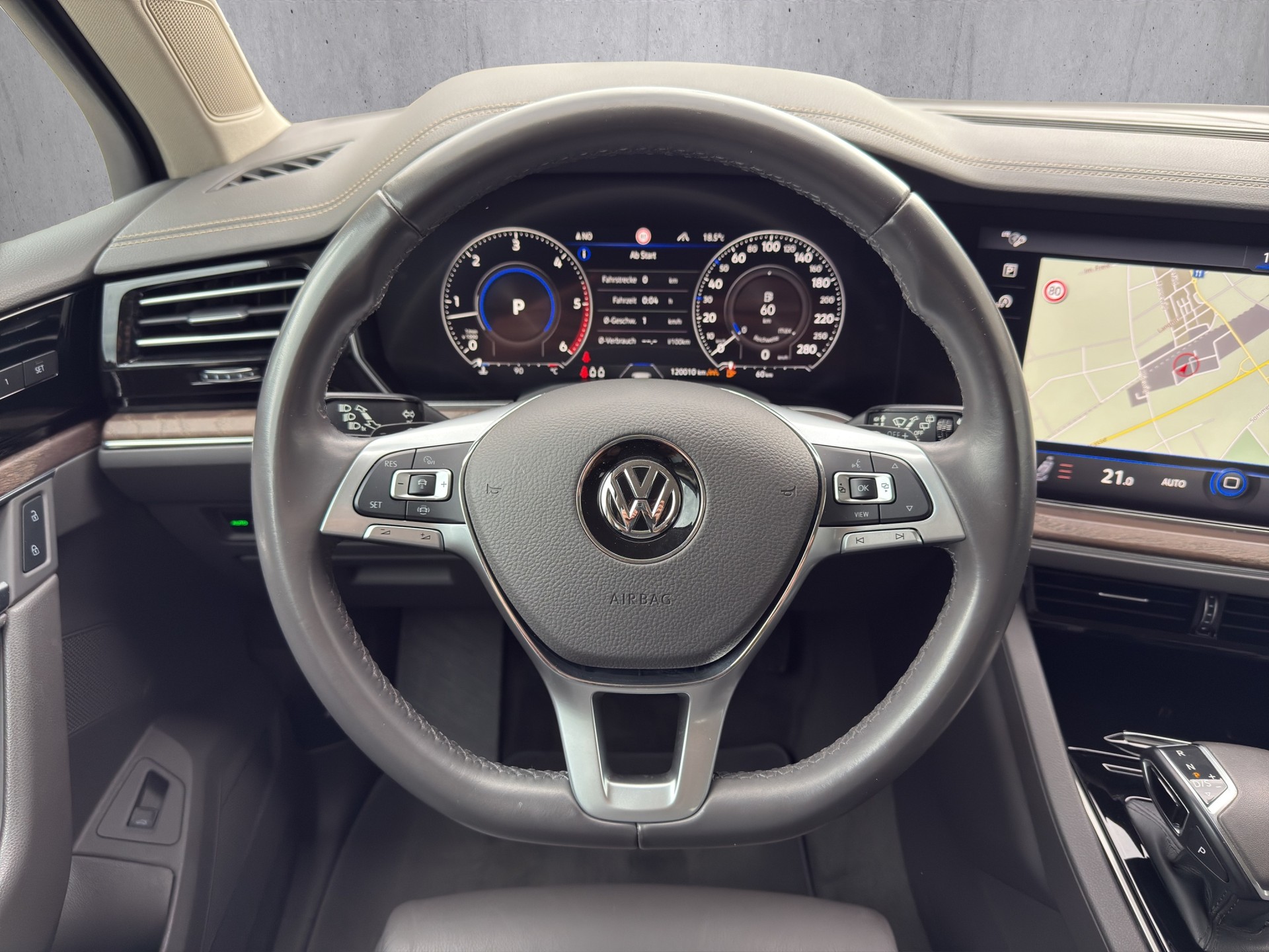 VW Touareg 3.0 V6 TDI 286 Atmosphere-image-16