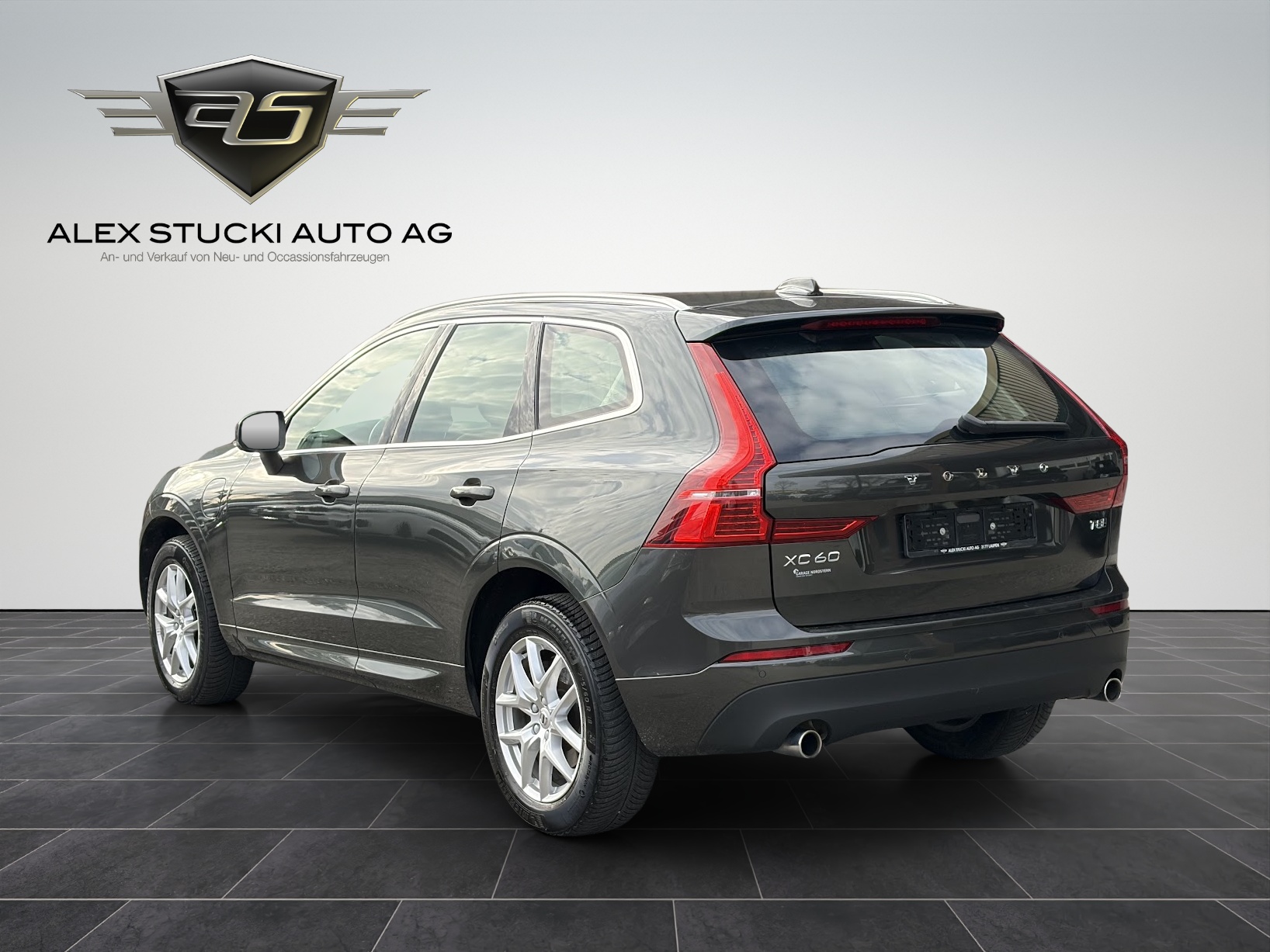 VOLVO XC60 T8 eAWD Momentum Geartronic-image-5