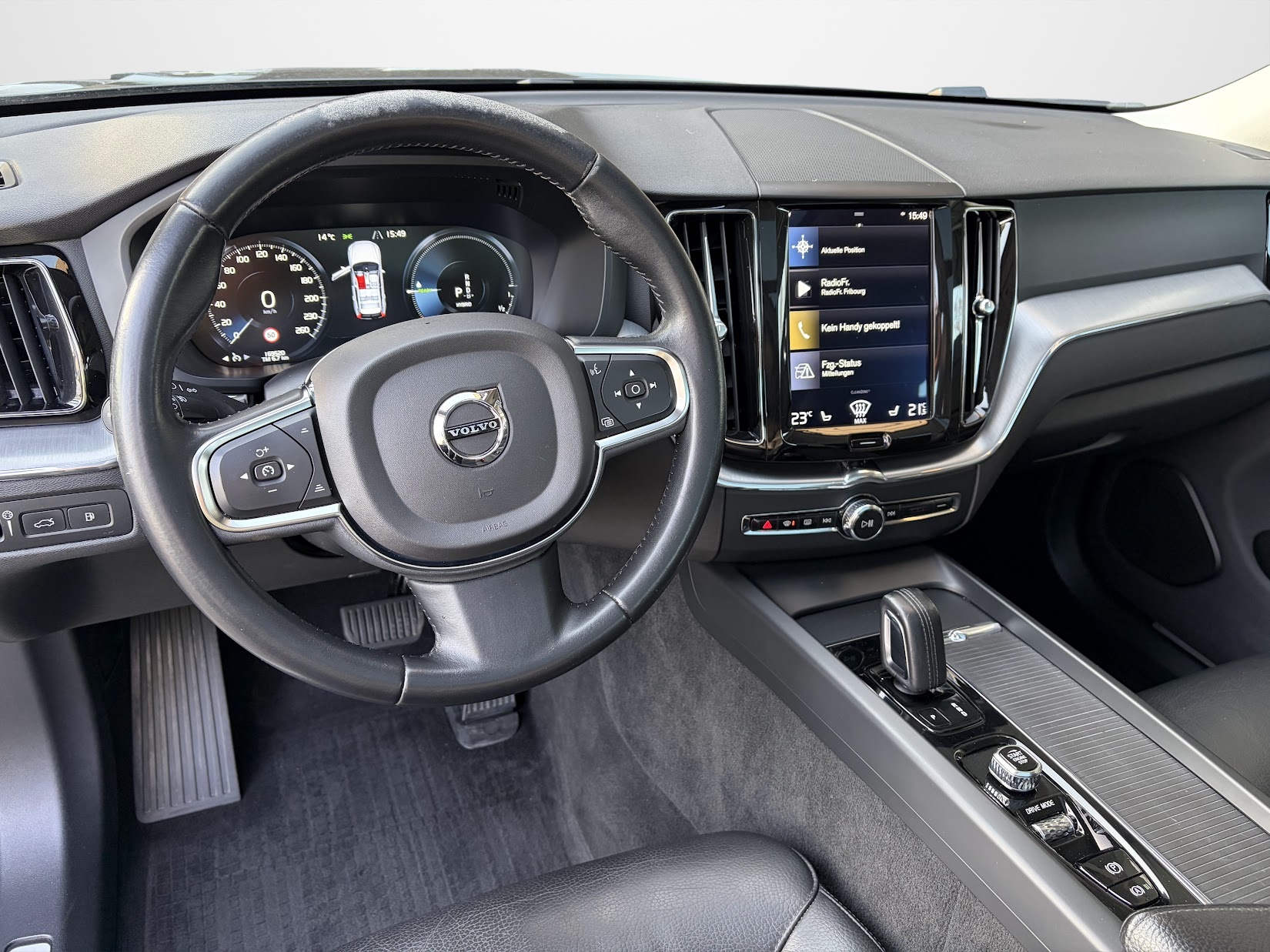 VOLVO XC60 T8 eAWD Momentum Geartronic-image-9