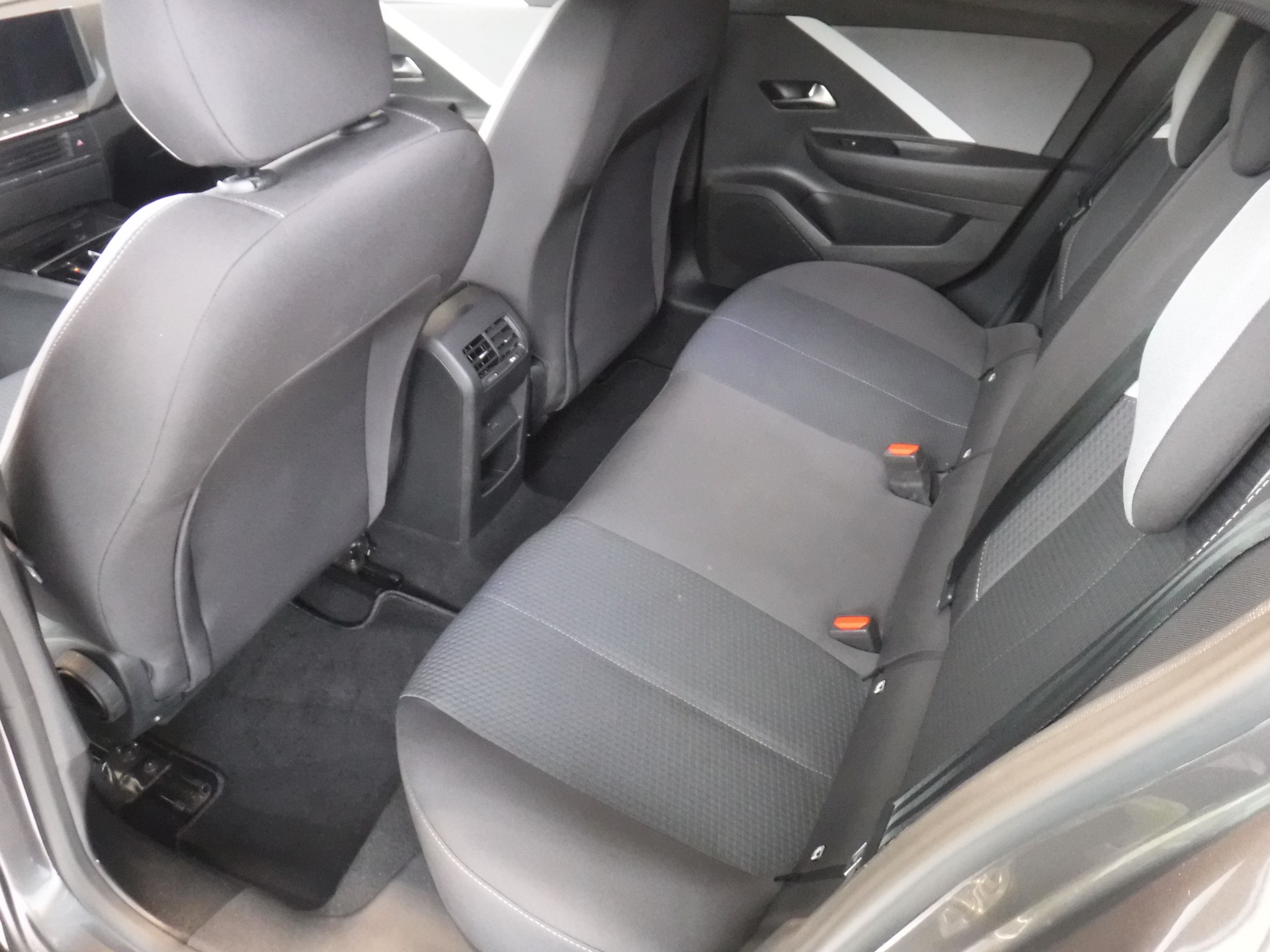 OPEL Astra 1.2i Turbo MHEV Edition A-image-4