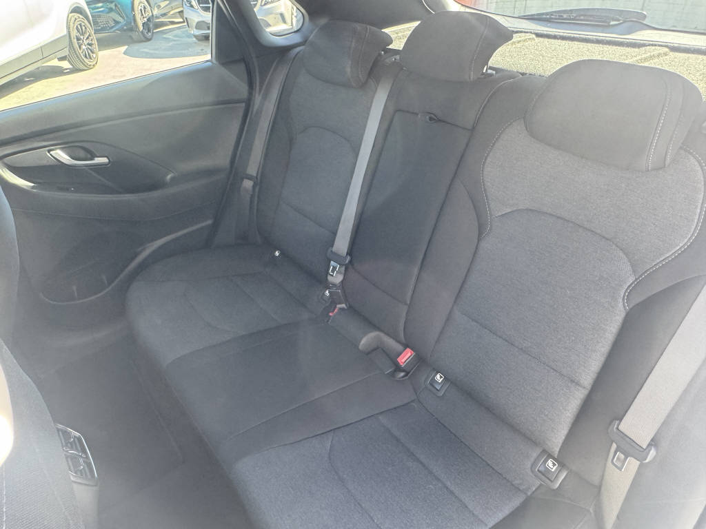 HYUNDAI i30 1.5 T-GDi Amplia-image-8