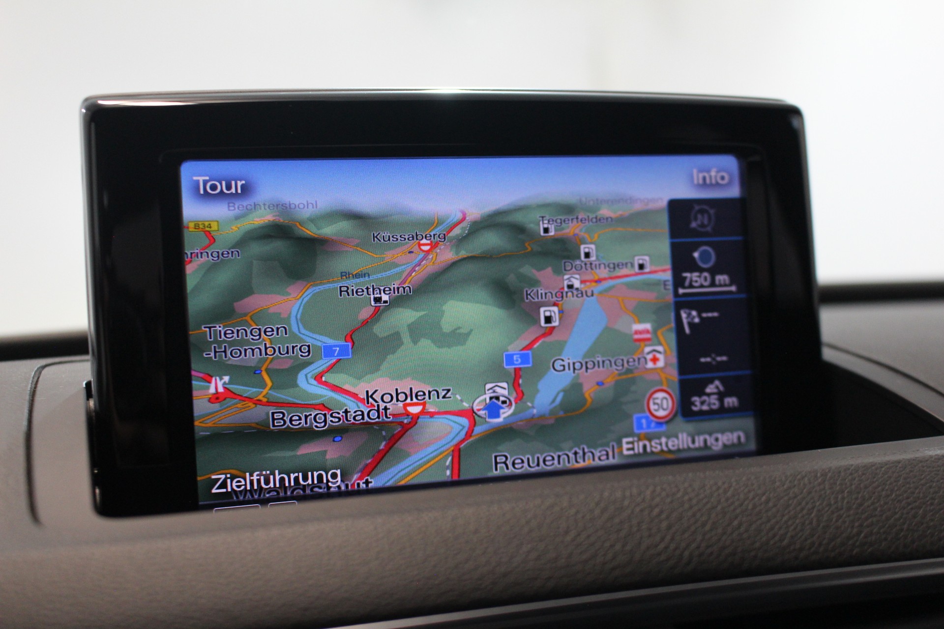 AUDI Q3 2.0 TDI 150 Sport qu. S-Tr.-image-16