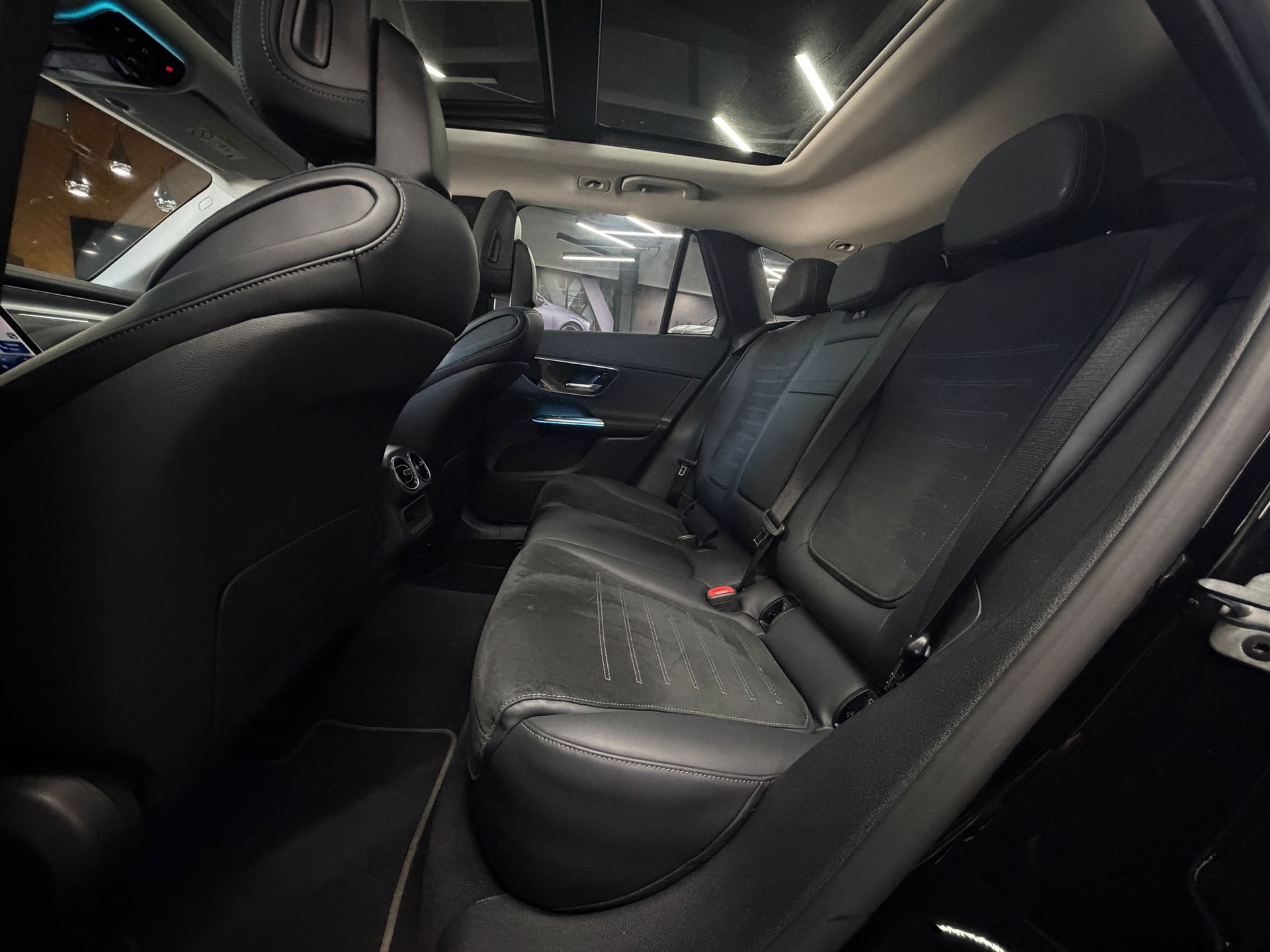 MERCEDES-BENZ GLC 200 4Matic AMG Line 9G-Tronic-image-15