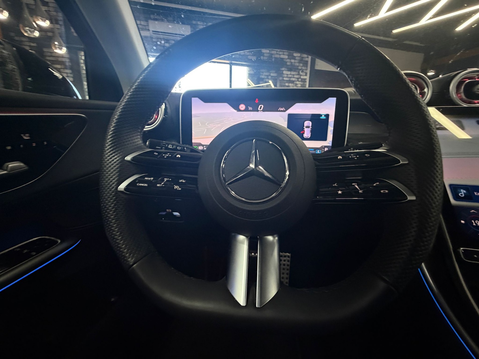 MERCEDES-BENZ GLC 200 4Matic AMG Line 9G-Tronic-image-21