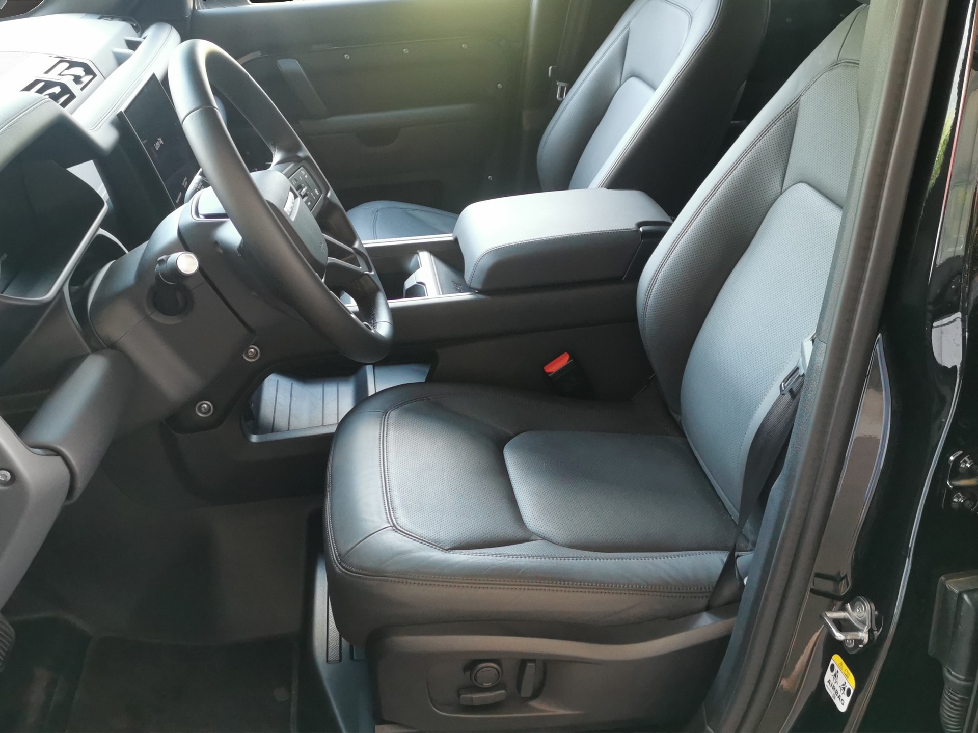 LAND ROVER Defender 110 3.0 D I6 300 X-Dynamic HSE AWD AT8-image-11