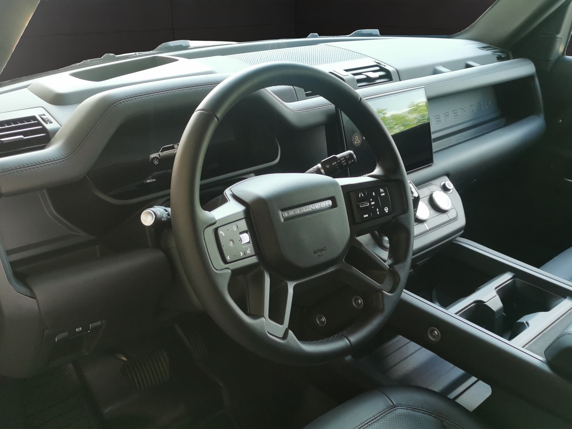 LAND ROVER Defender 110 3.0 D I6 300 X-Dynamic HSE AWD AT8-image-9