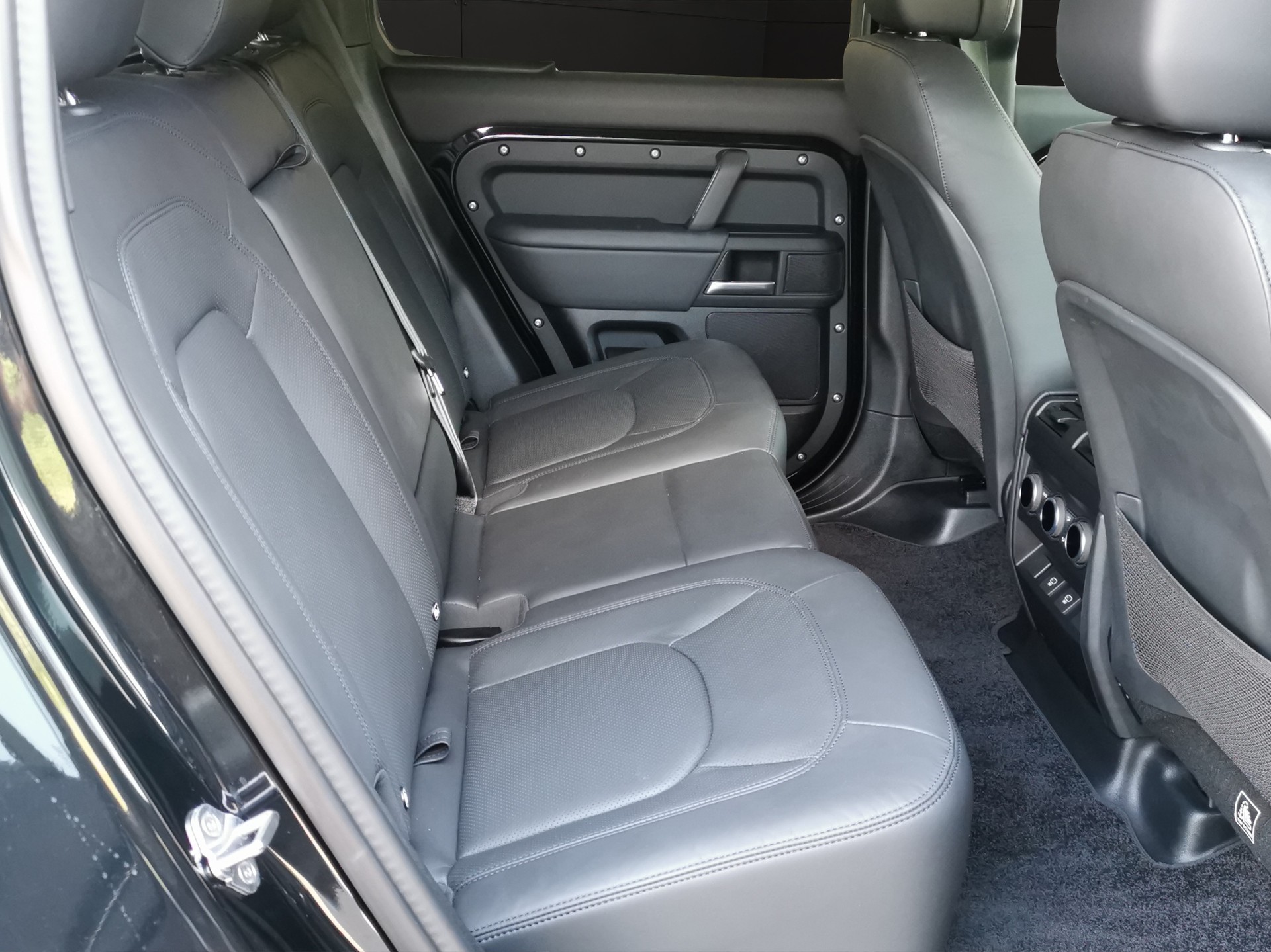 LAND ROVER Defender 110 3.0 D I6 300 X-Dynamic HSE AWD AT8-image-16