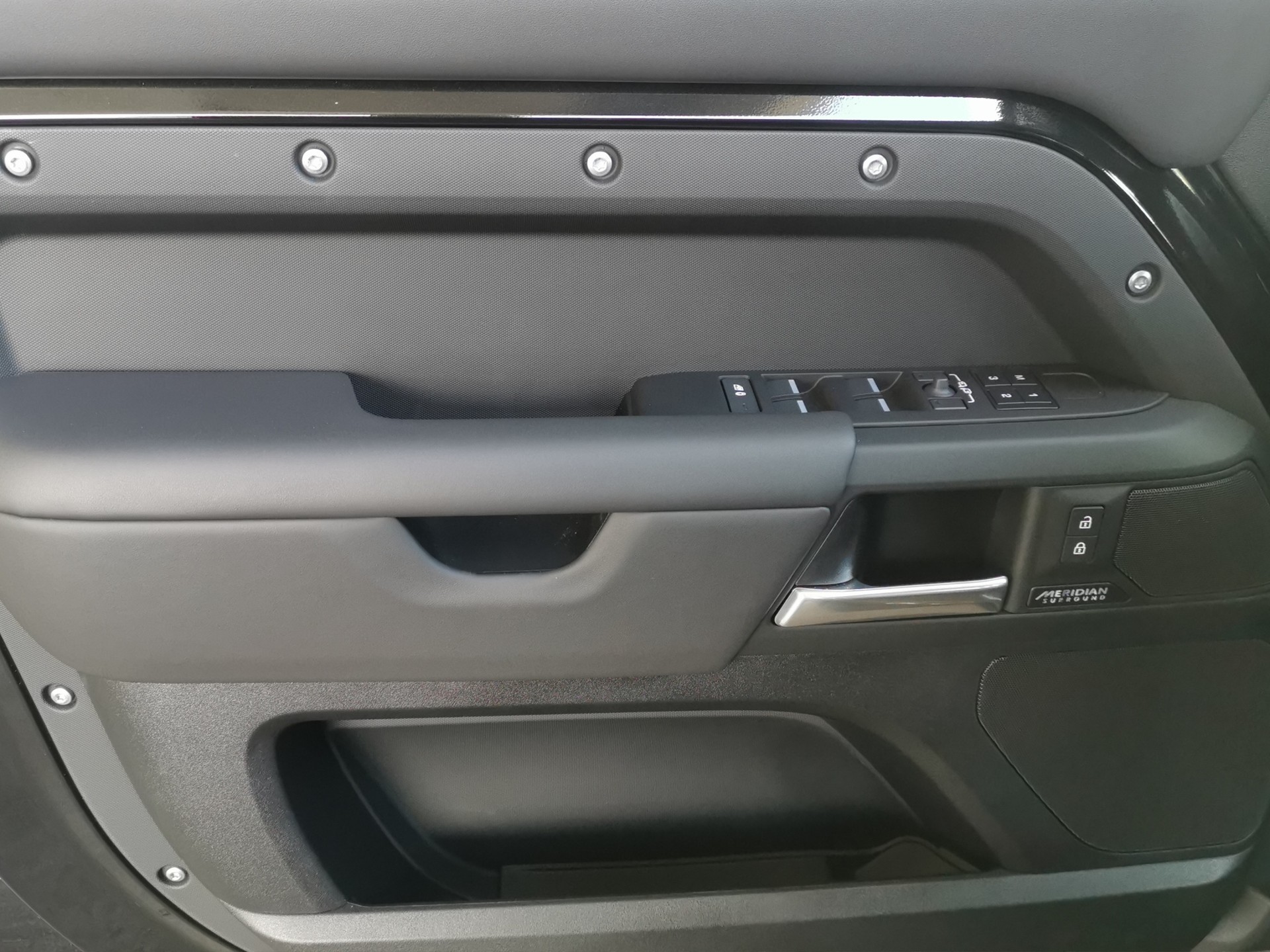 LAND ROVER Defender 110 3.0 D I6 300 X-Dynamic HSE AWD AT8-image-12