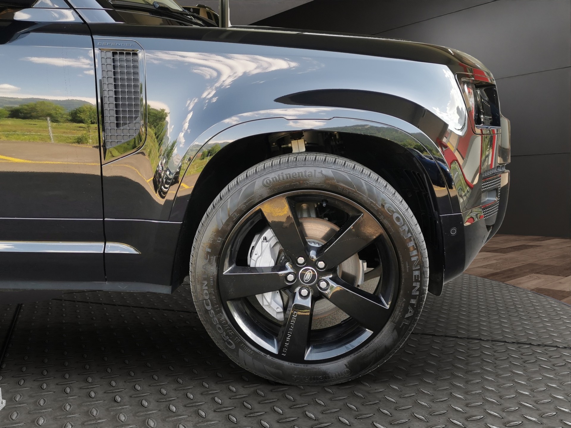 LAND ROVER Defender 110 3.0 D I6 300 X-Dynamic HSE AWD AT8-showroom-element-3
