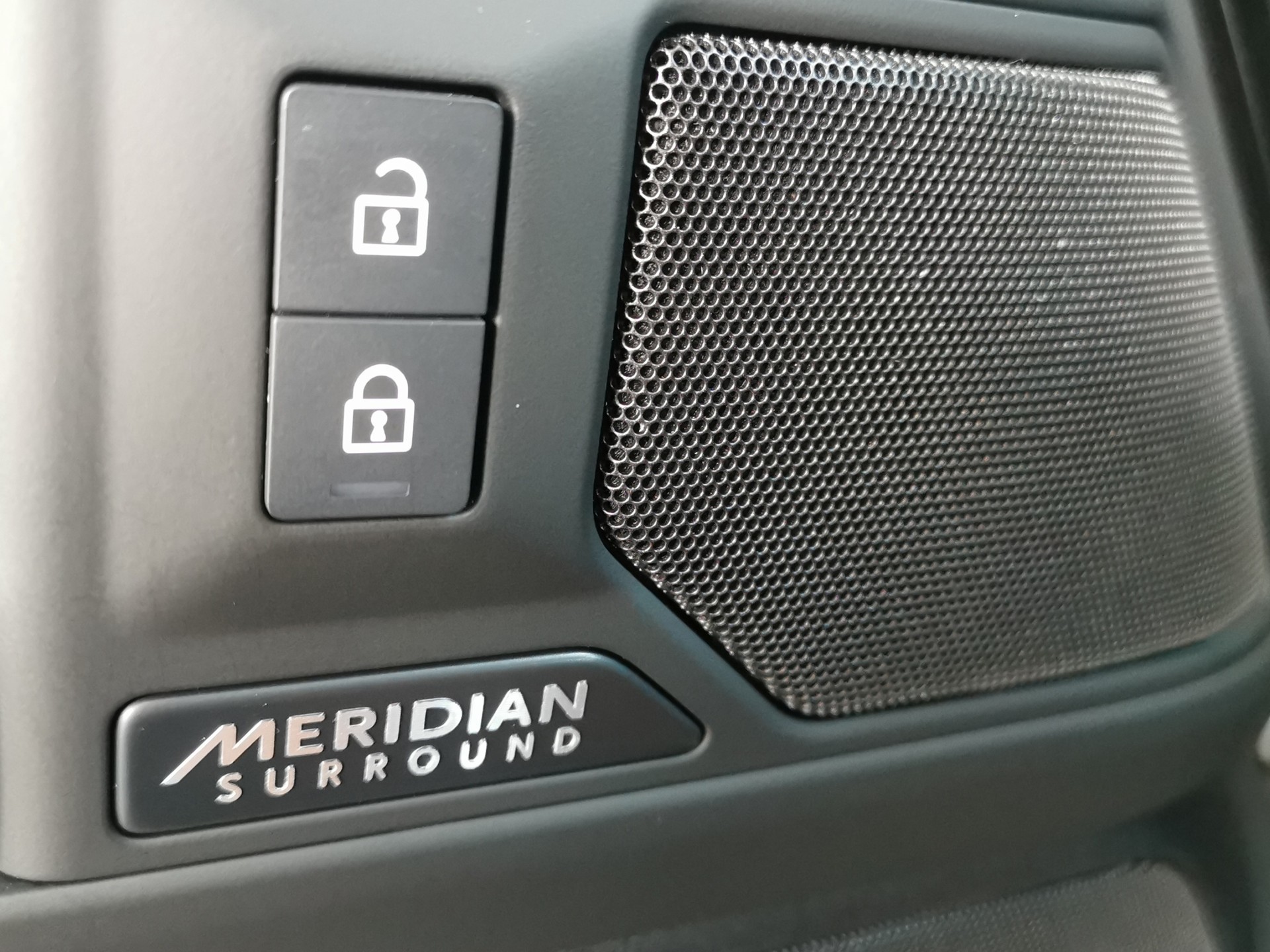 LAND ROVER Defender 110 3.0 D I6 300 X-Dynamic HSE AWD AT8-image-13