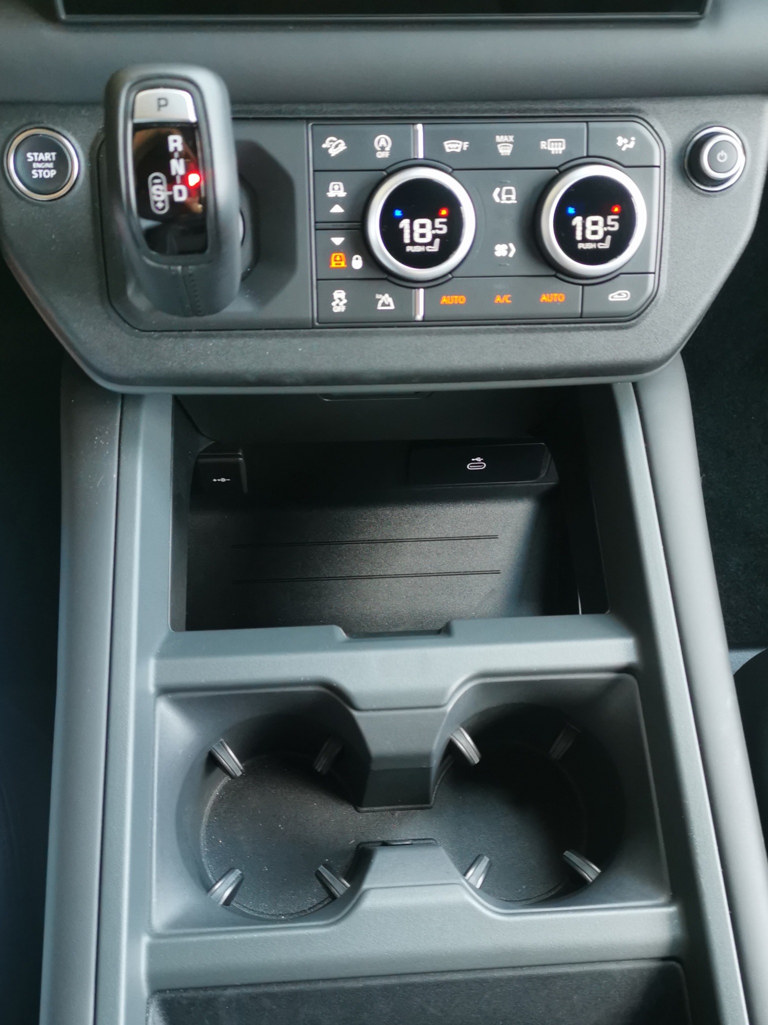 LAND ROVER Defender 110 3.0 D I6 300 X-Dynamic HSE AWD AT8-image-21