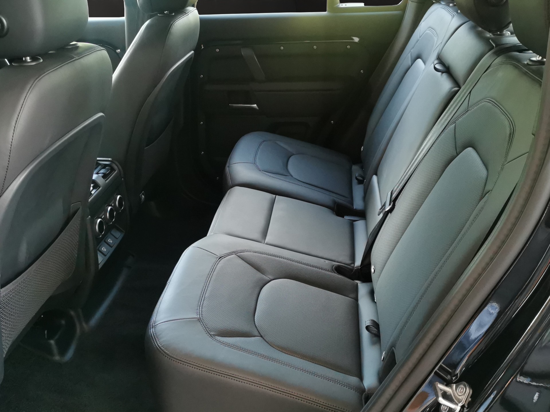 LAND ROVER Defender 110 3.0 D I6 300 X-Dynamic HSE AWD AT8-image-14