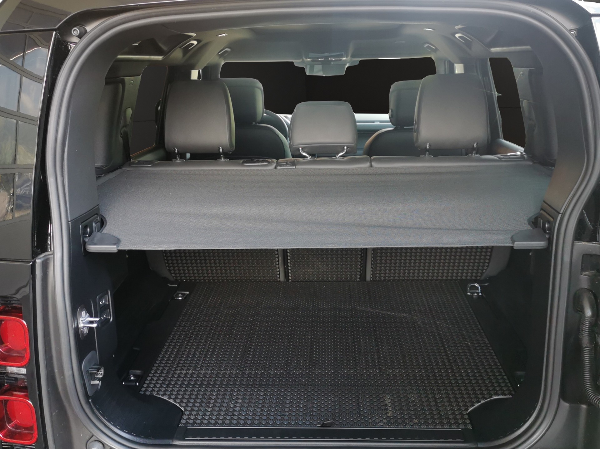 LAND ROVER Defender 110 3.0 D I6 300 X-Dynamic HSE AWD AT8-image-8