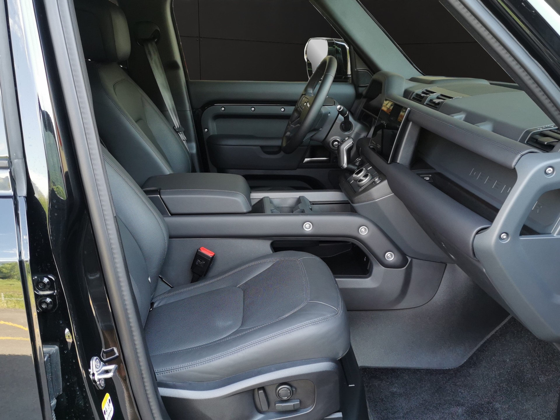 LAND ROVER Defender 110 3.0 D I6 300 X-Dynamic HSE AWD AT8-image-15