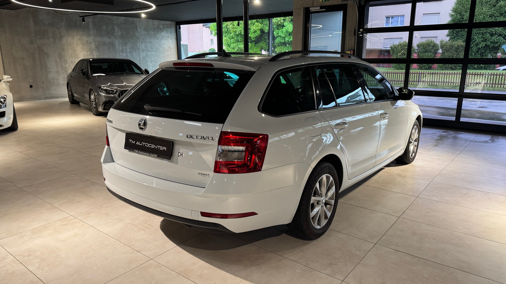 SKODA Octavia Combi 2.0 TDI Style DSG 4x4-image-2