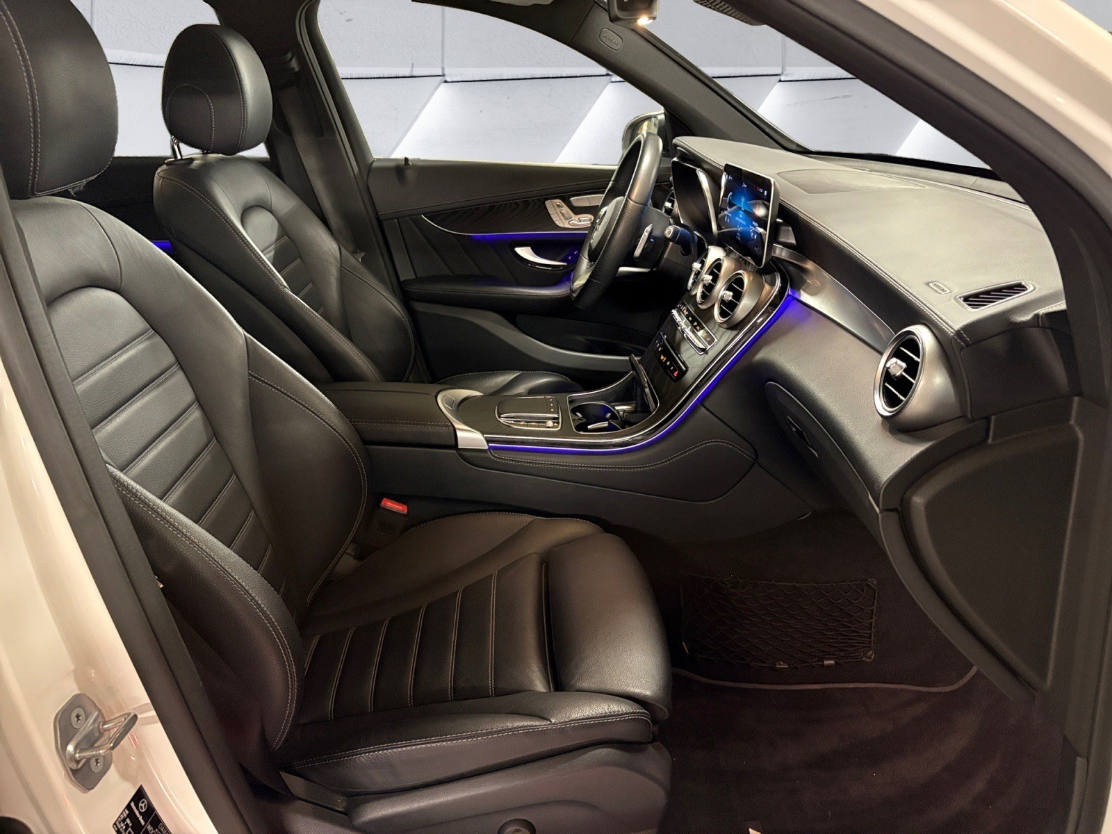 MERCEDES-BENZ GLC 200 AMG Line 4Matic 9G-Tronic-image-13