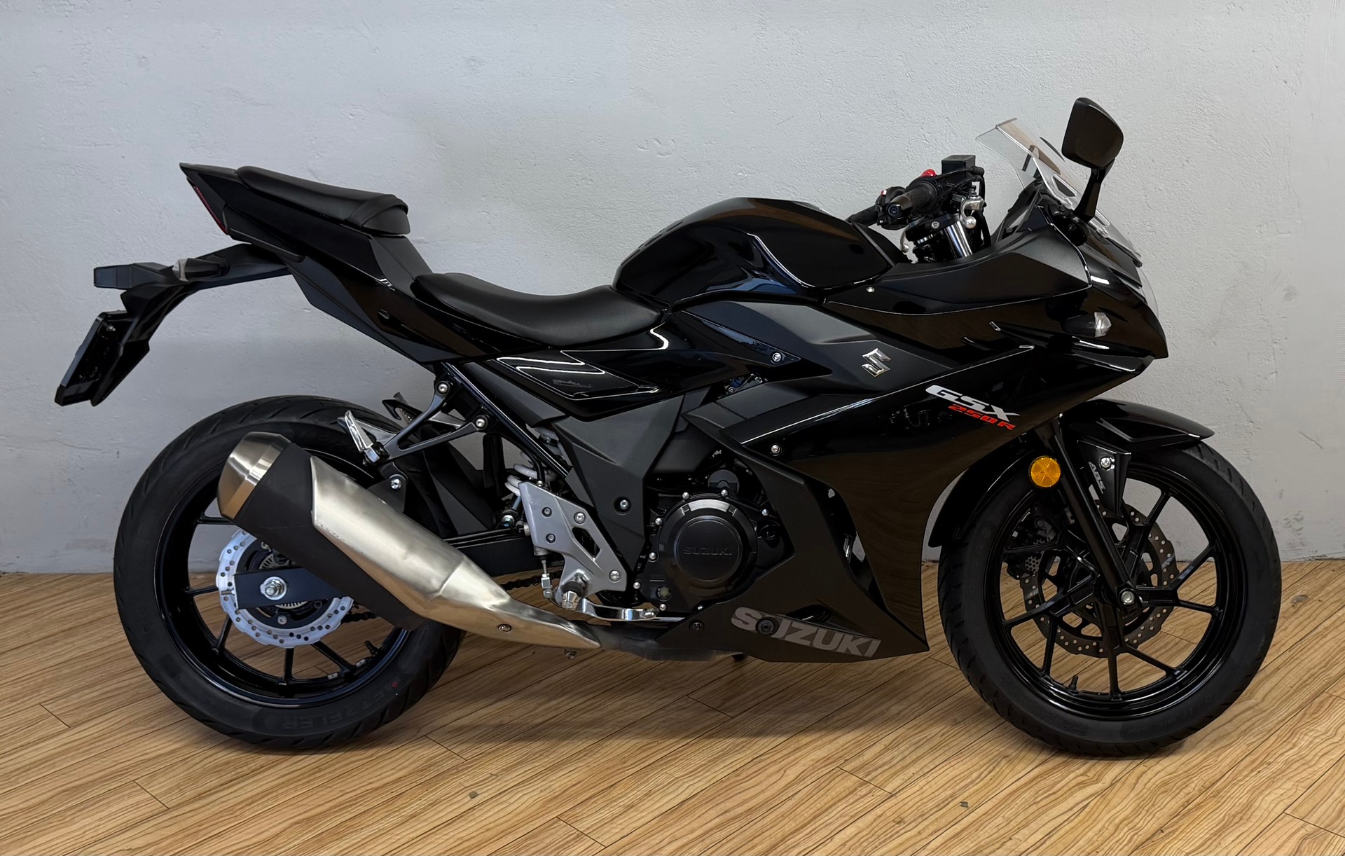 SUZUKI GSX-R 250 L7-image-1