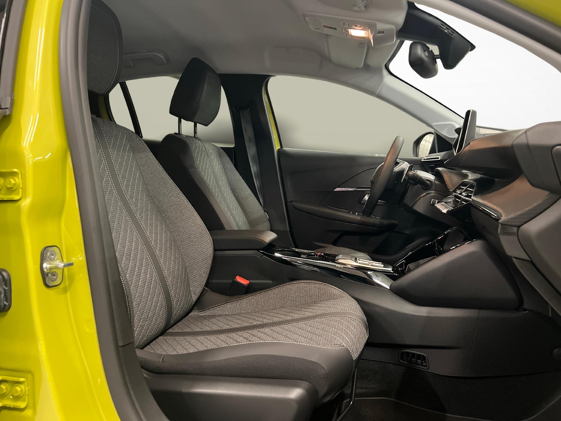 PEUGEOT 208 1.2 Hybrid Allure Premium-image-9