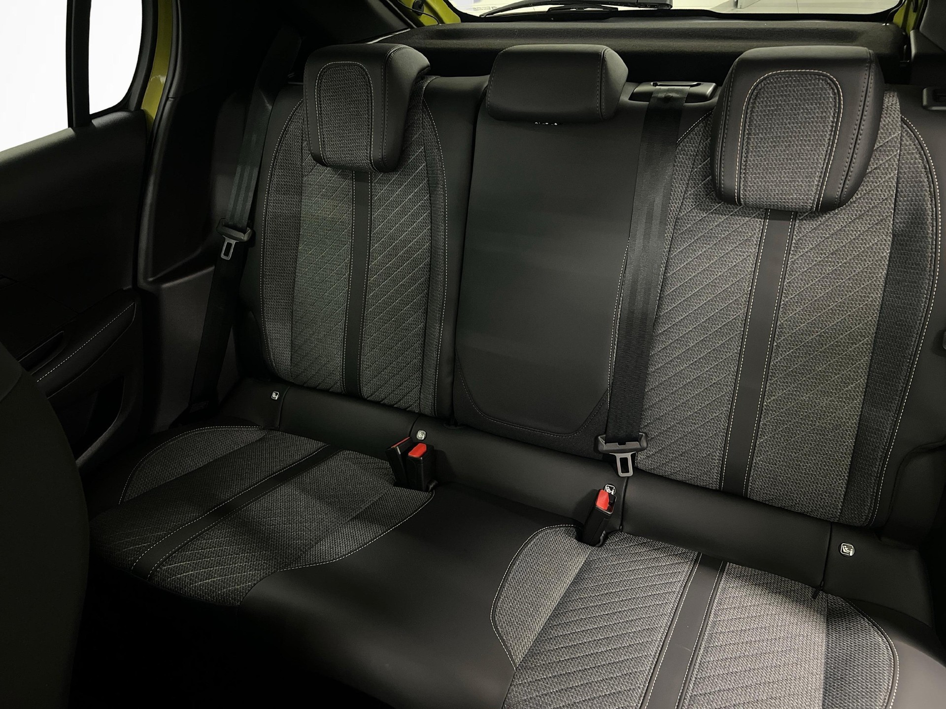 PEUGEOT 208 1.2 Hybrid Allure Premium-image-10