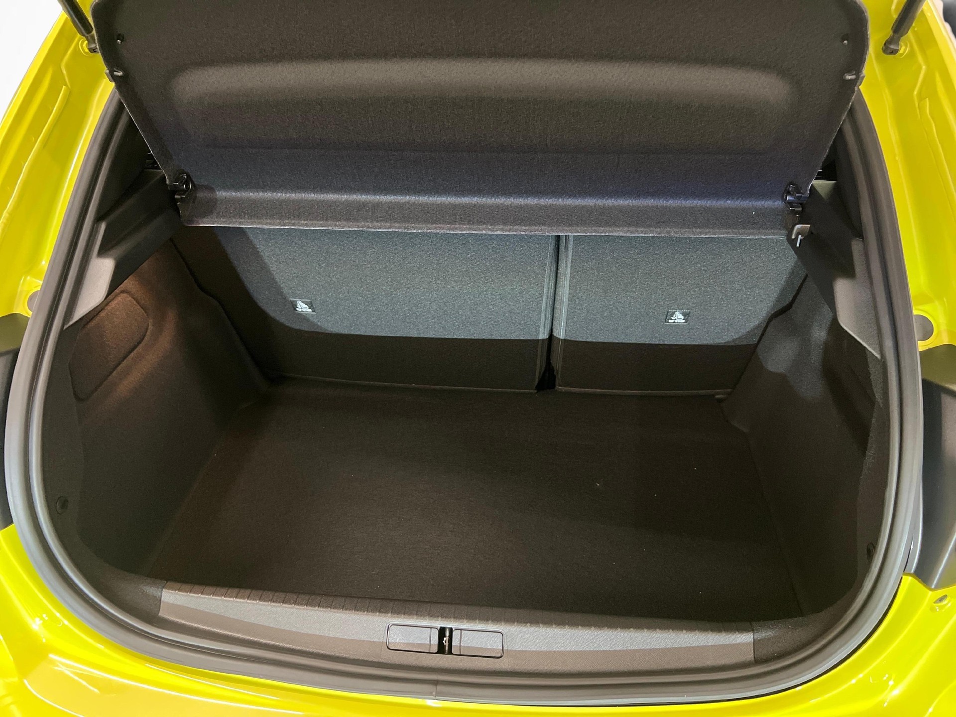 PEUGEOT 208 1.2 Hybrid Allure Premium-image-11