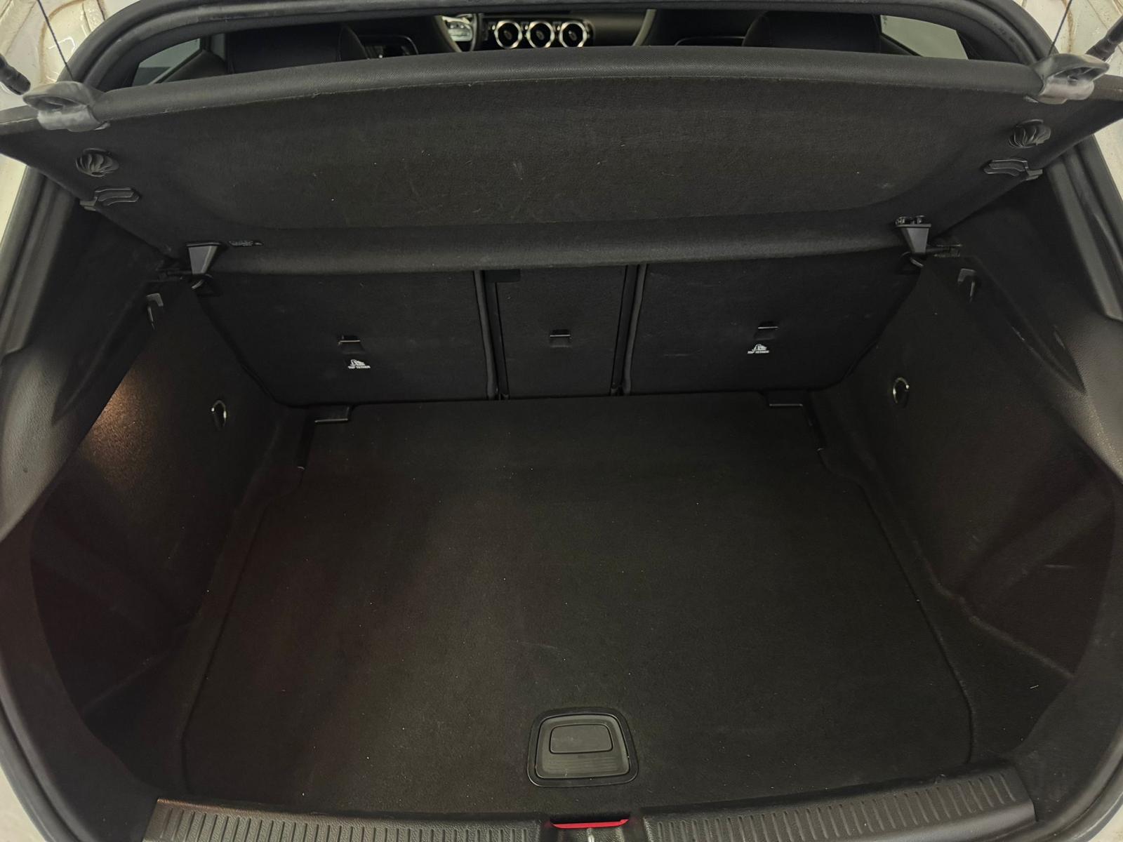 MERCEDES-BENZ A 200 AMG Line 7G-DCT-image-12