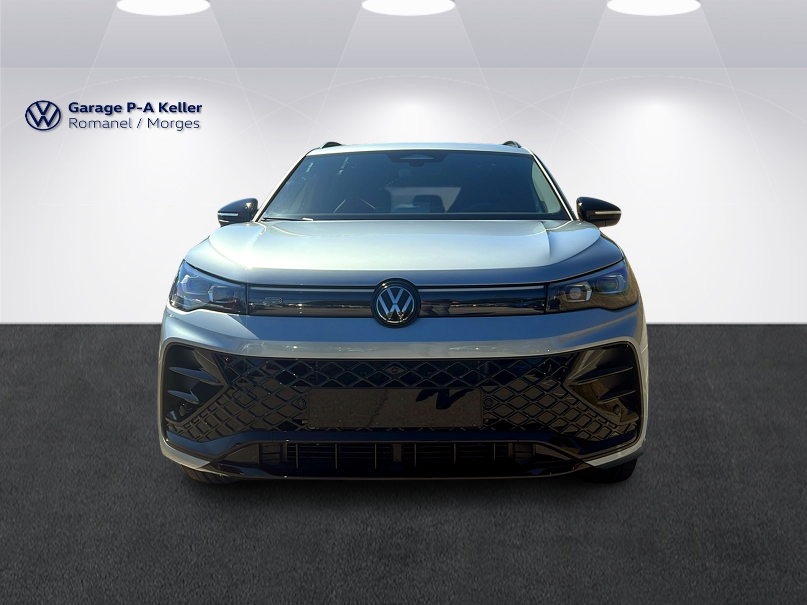 VW Tiguan R-Line Plus 2.0TSI 265CH 4Motion-showroom-element-1
