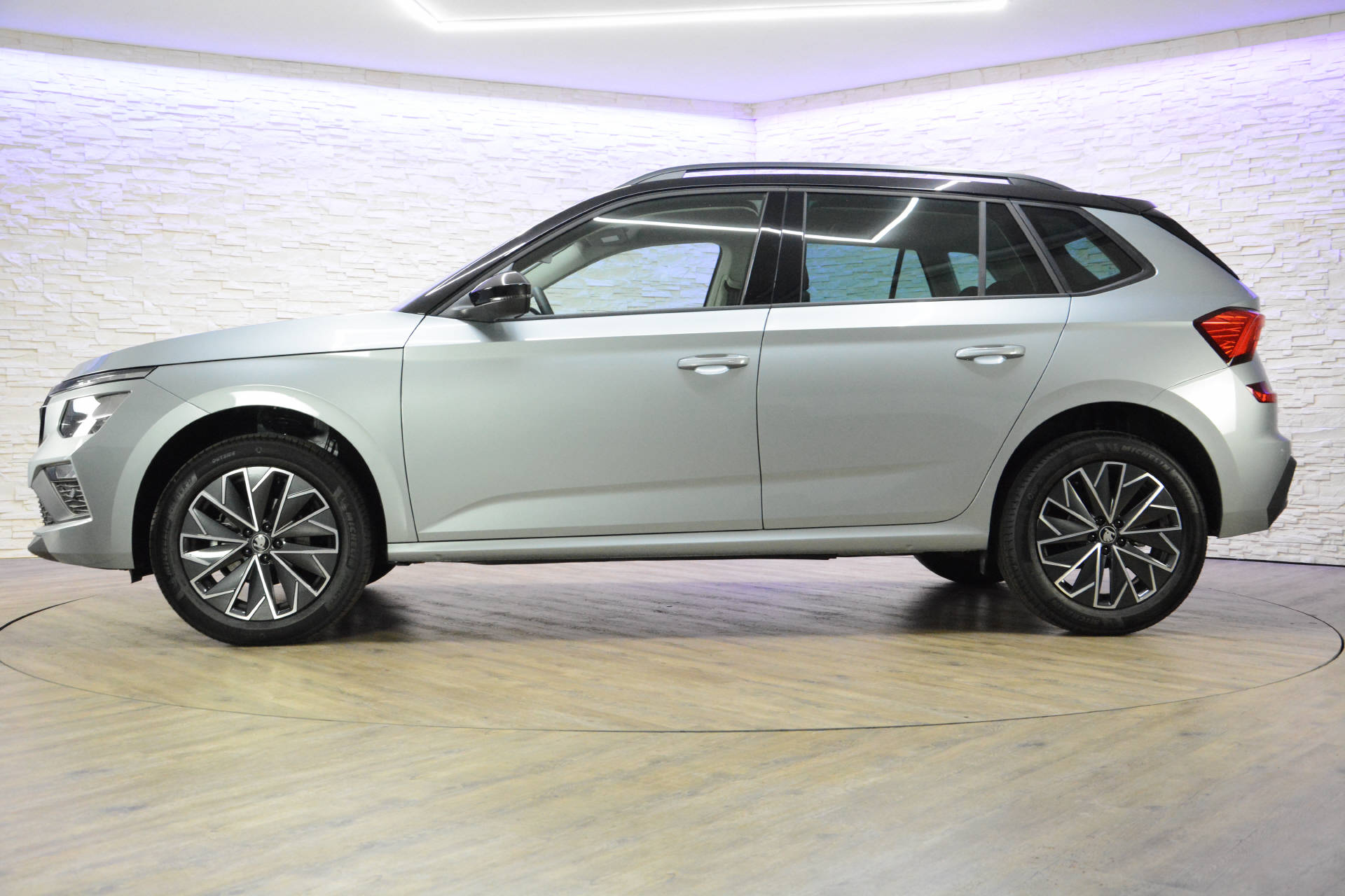 SKODA Kamiq 1.0 TSI Selection DSG-showroom-element-2