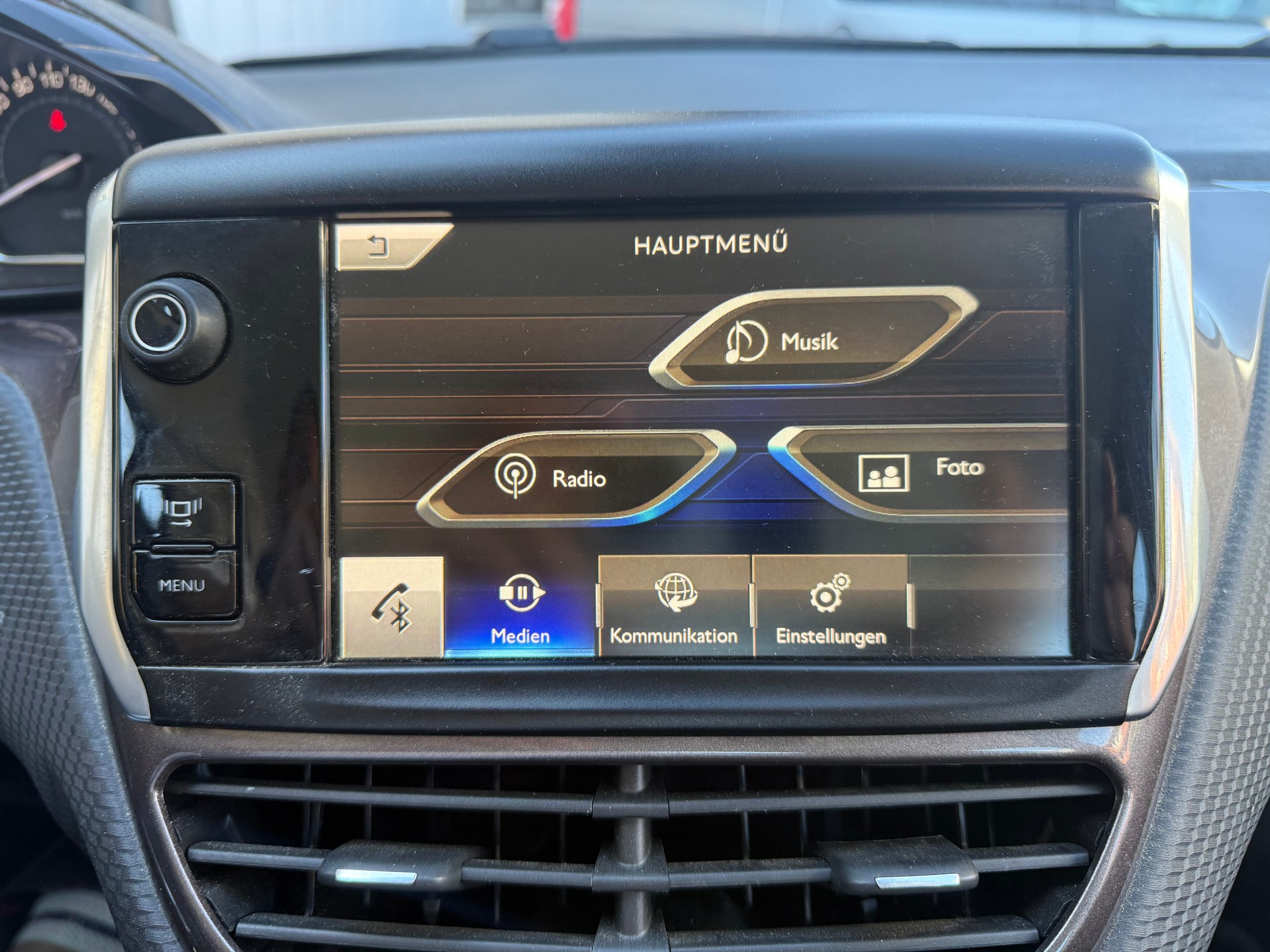 PEUGEOT 2008 1.2 VTI Allure-image-13