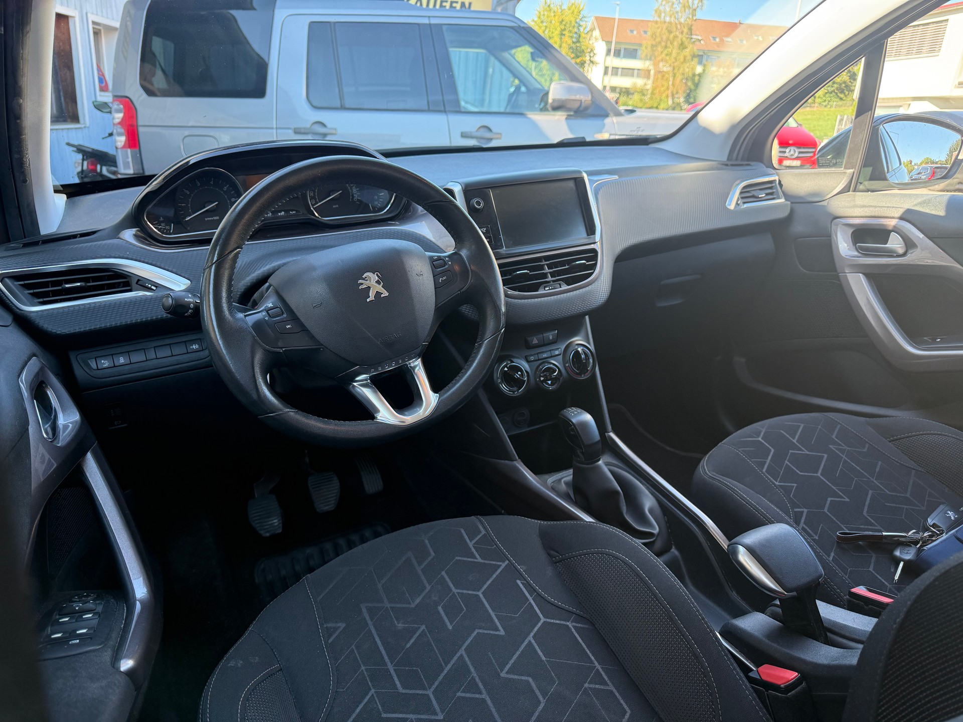 PEUGEOT 2008 1.2 VTI Allure-image-9