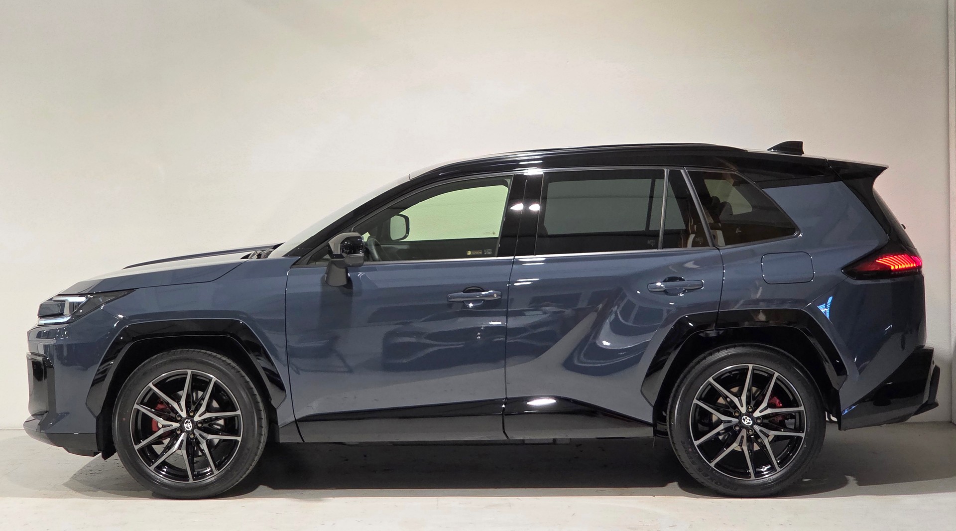 TOYOTA RAV-4 2.5 HSD GR Sport e-CVT AWD-showroom-element-1