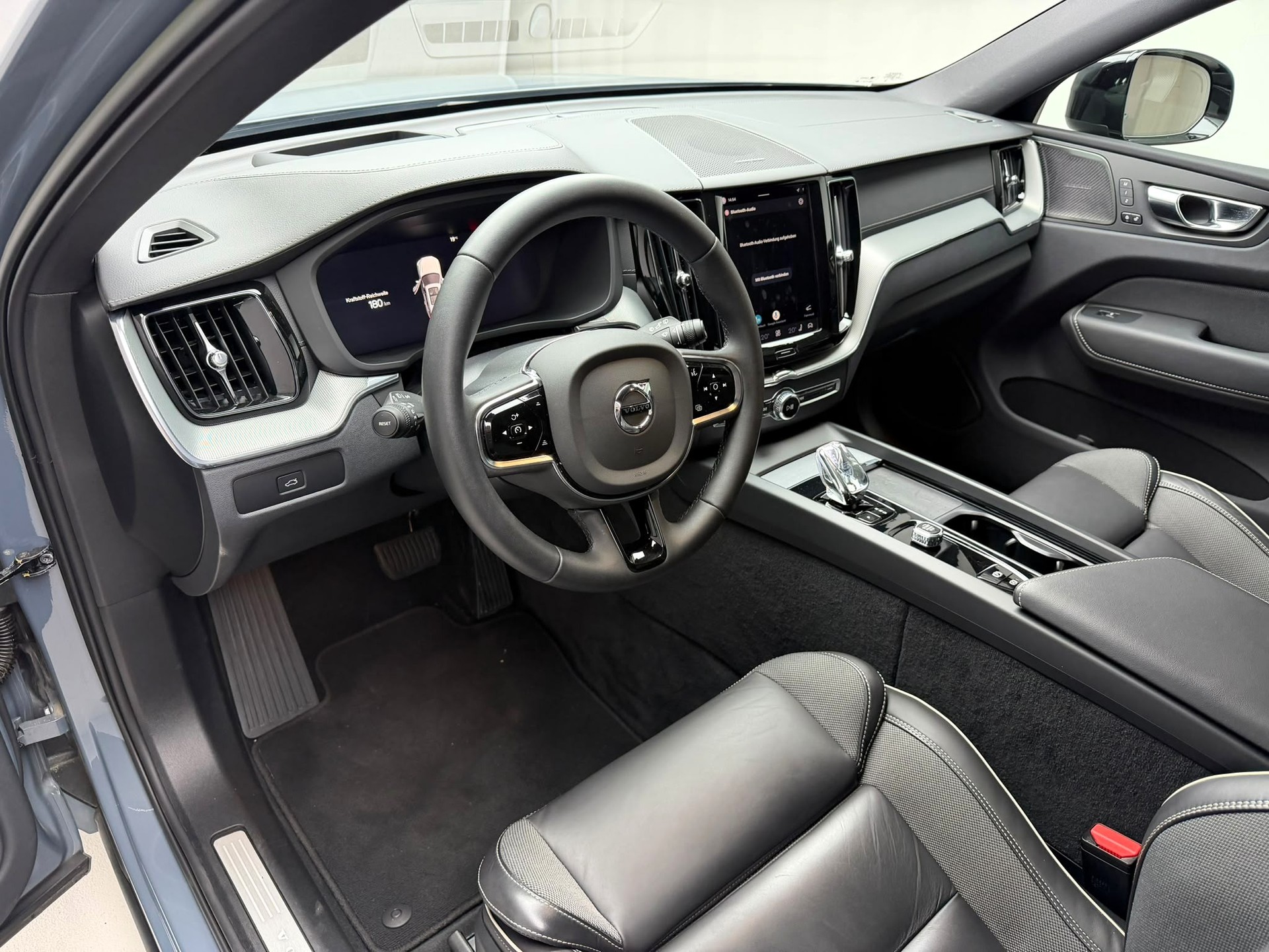 VOLVO XC60 B5 Benzin Mild Hybrid AWD Ultimate Dark Geartronic-image-6
