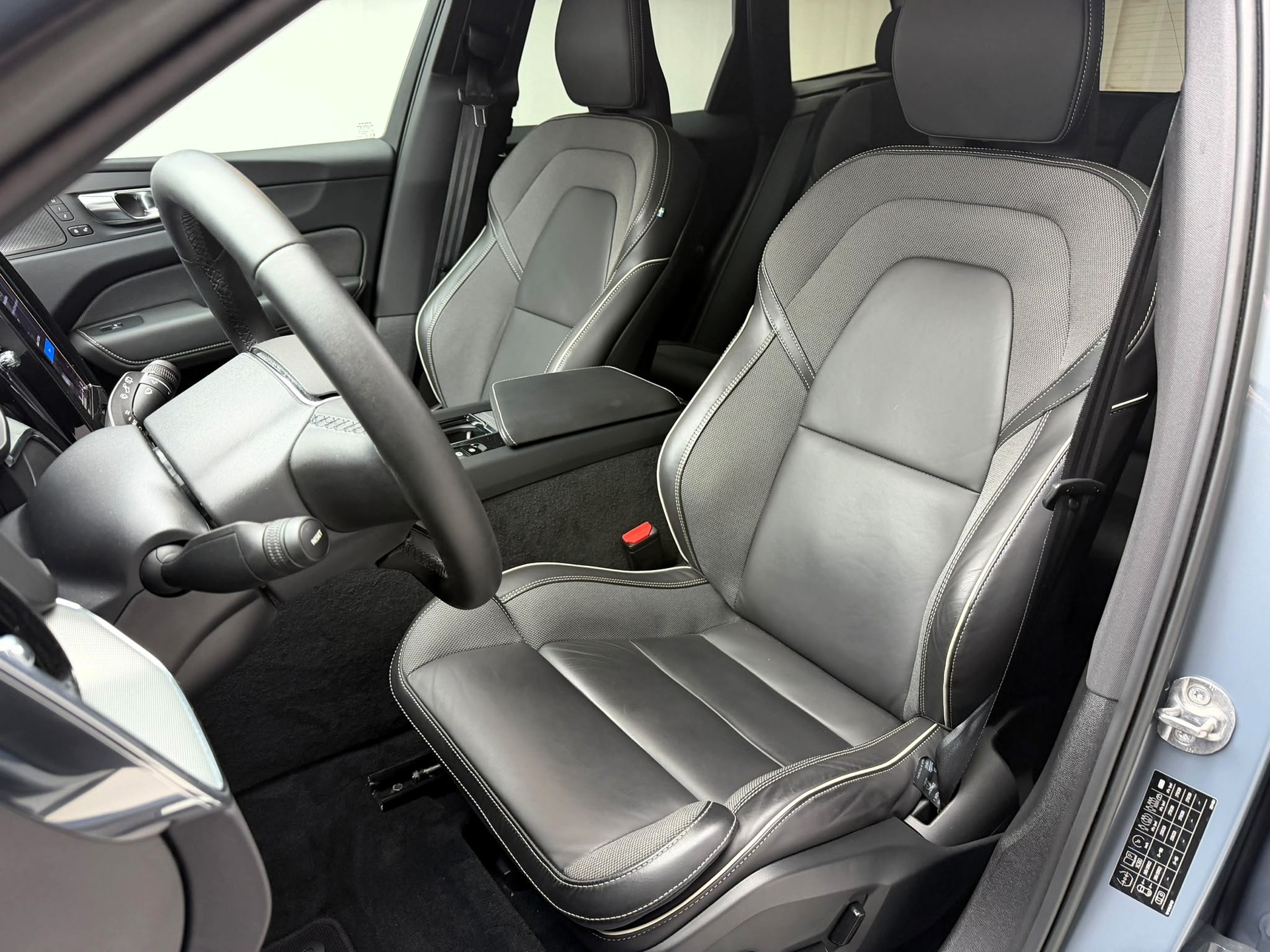 VOLVO XC60 B5 Benzin Mild Hybrid AWD Ultimate Dark Geartronic-image-8