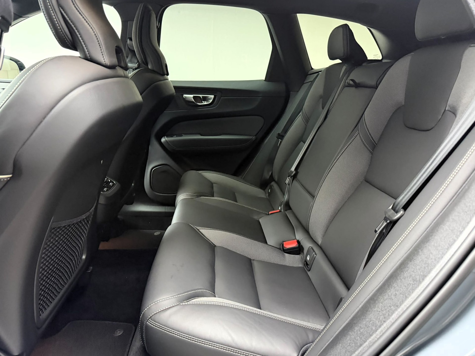 VOLVO XC60 B5 Benzin Mild Hybrid AWD Ultimate Dark Geartronic-image-10