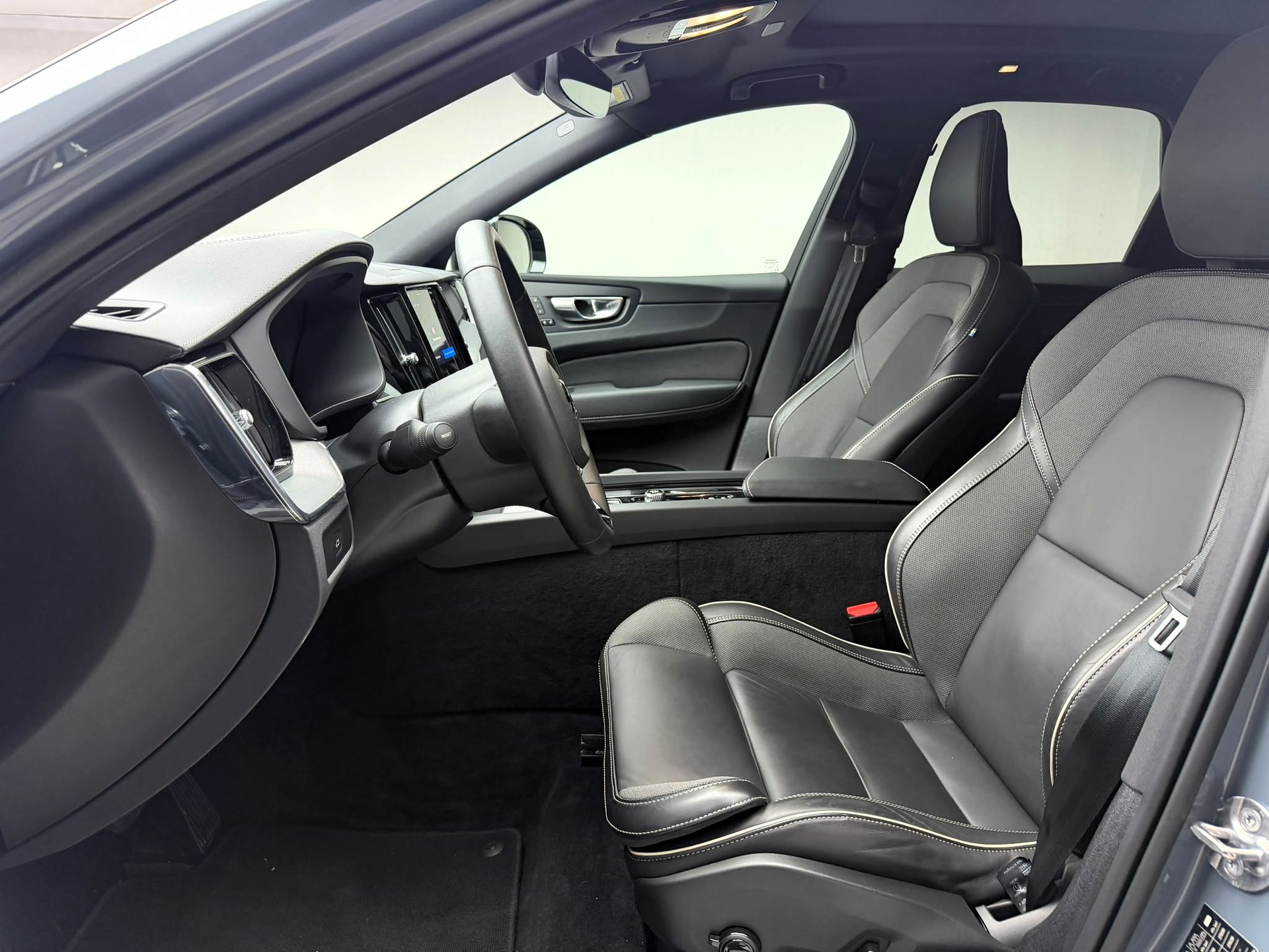 VOLVO XC60 B5 Benzin Mild Hybrid AWD Ultimate Dark Geartronic-image-9
