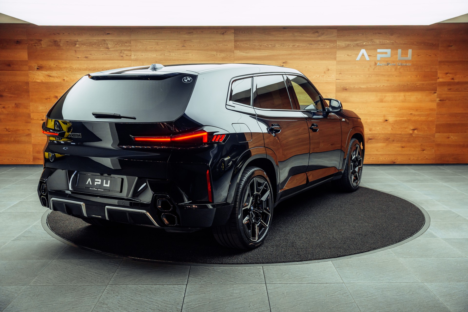 BMW XM xDrive 50e PHEV Steptronic-showroom-element-1