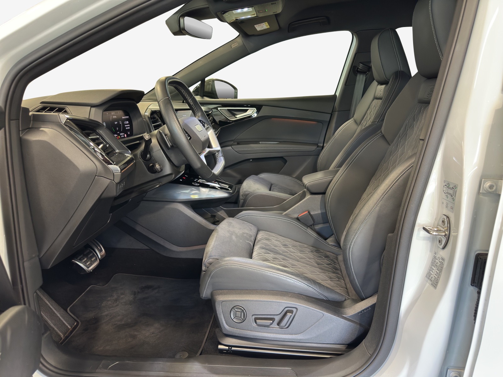 AUDI Q4 e-tron 55 quattro-image-8