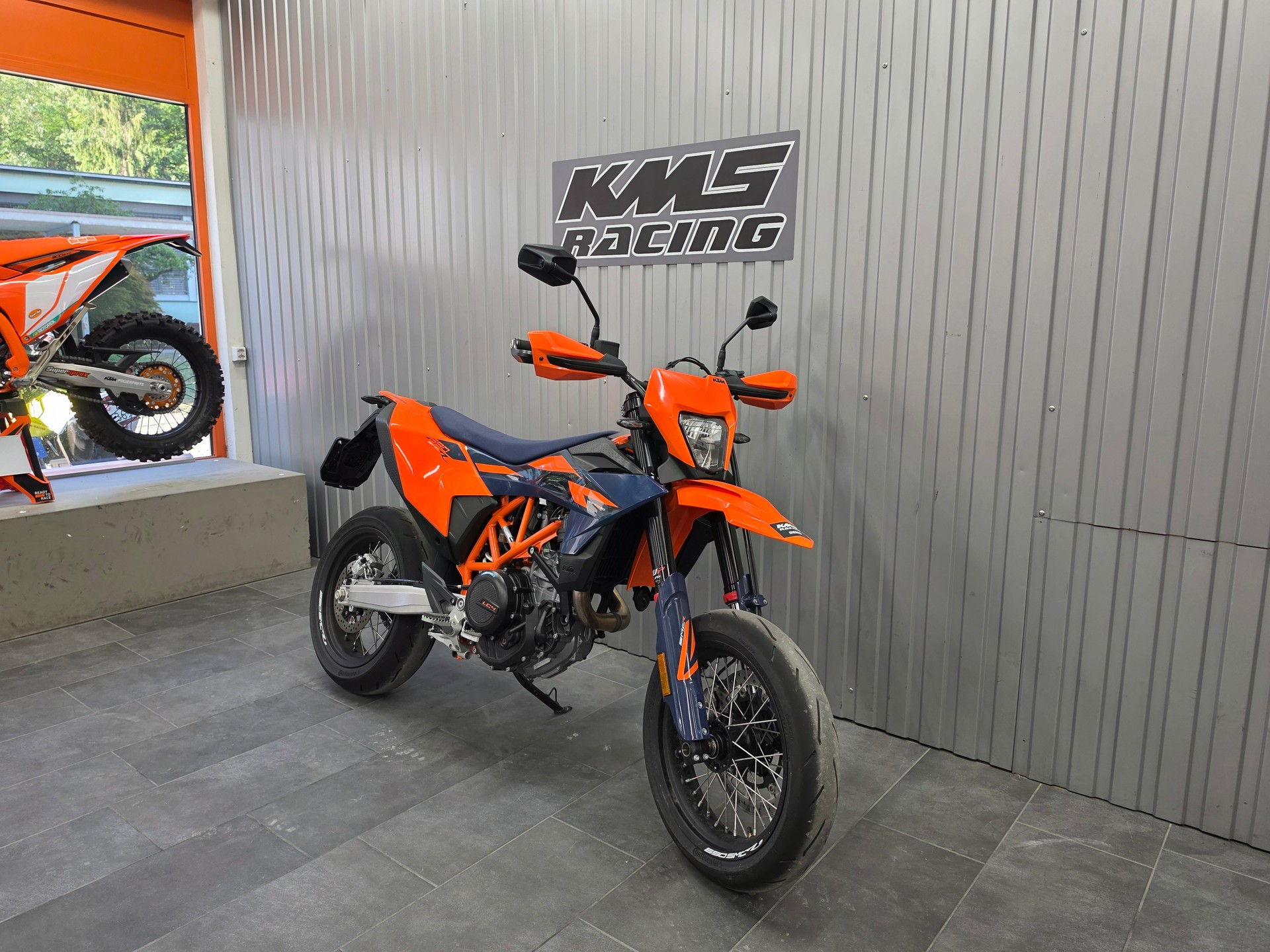 KTM 690 SMC R ABS (35 kW)-image-4