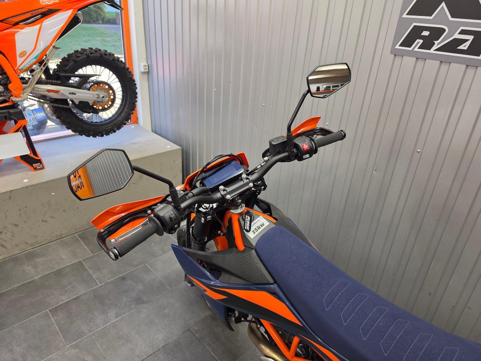 KTM 690 SMC R ABS (35 kW)-image-6