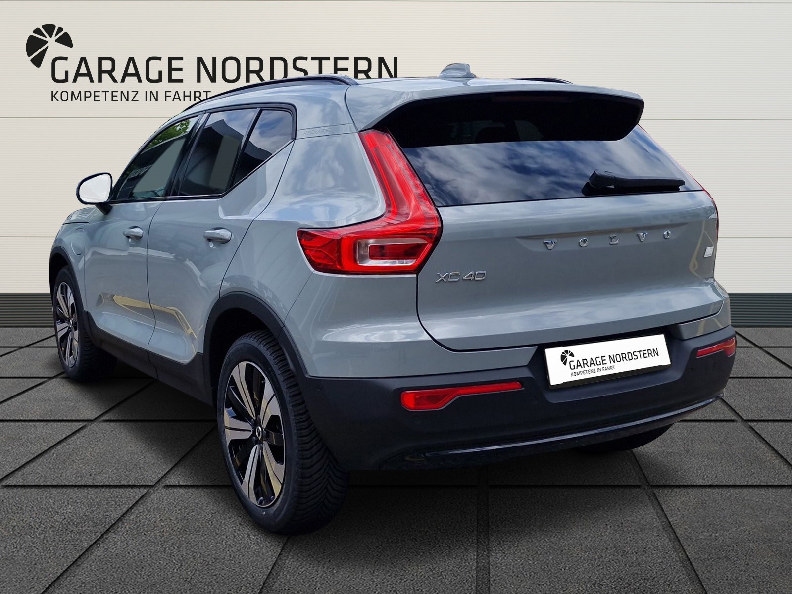 VOLVO XC40 1.5 T5 PiH Ultimate Dark-showroom-element-2