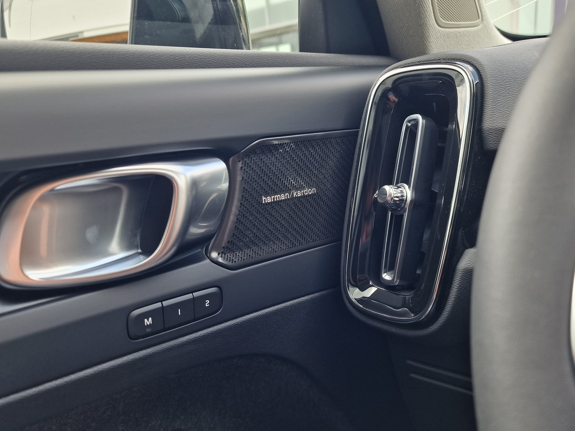 VOLVO XC40 1.5 T5 PiH Ultimate Dark-image-12
