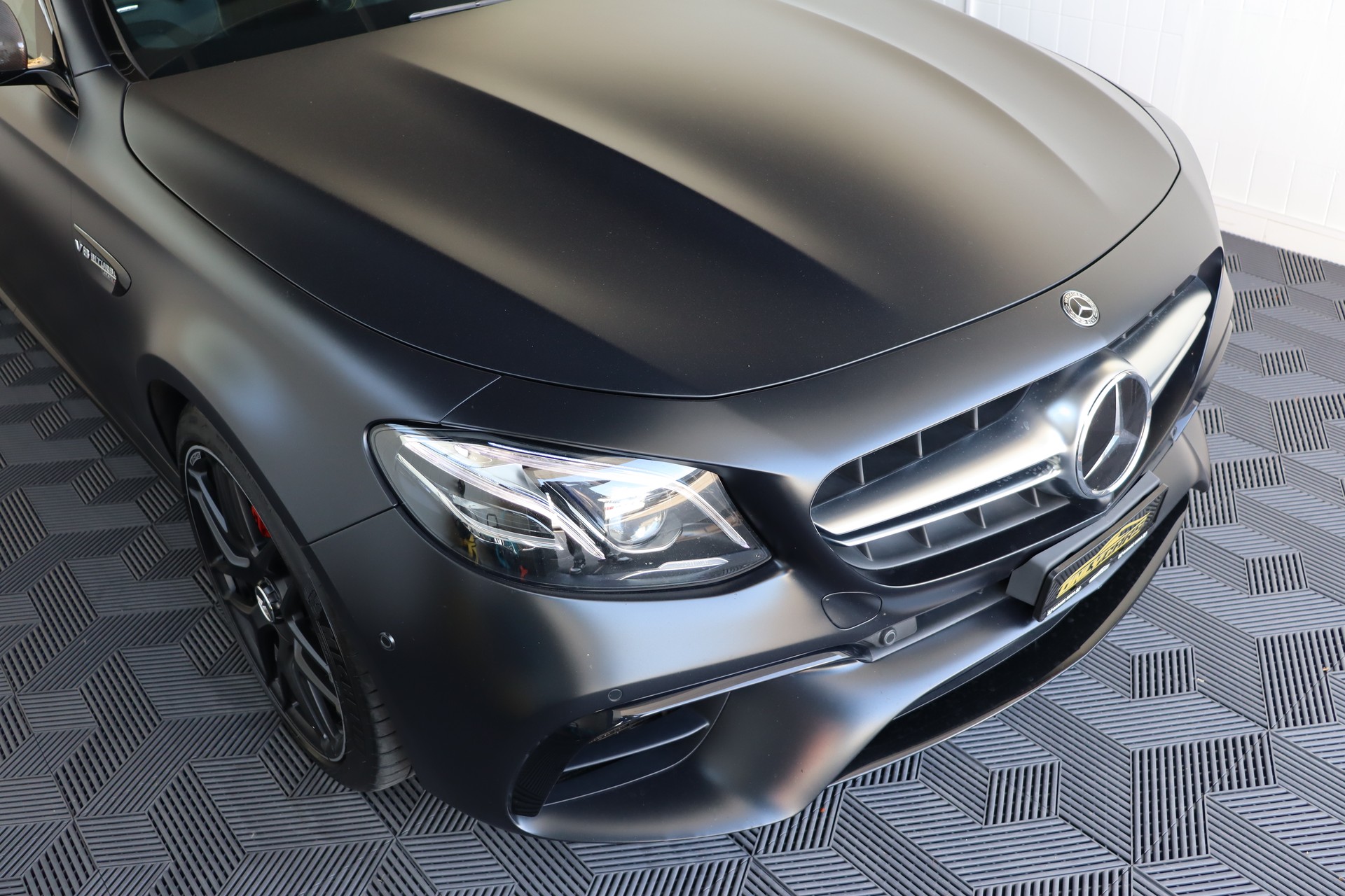 MERCEDES-BENZ E 63 AMG S EDITION 1 4 MATIC 9G-TRONIC-showroom-element-3